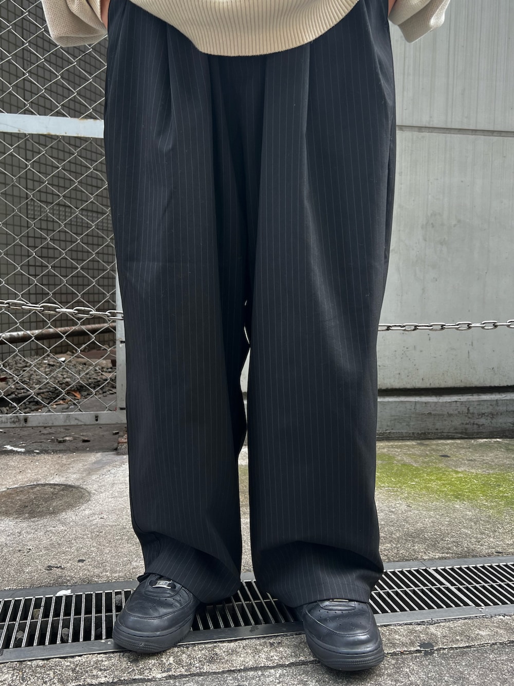 ホワイト系のニット/セーターを着用したレディースの秋コーディネートの4枚目の写真