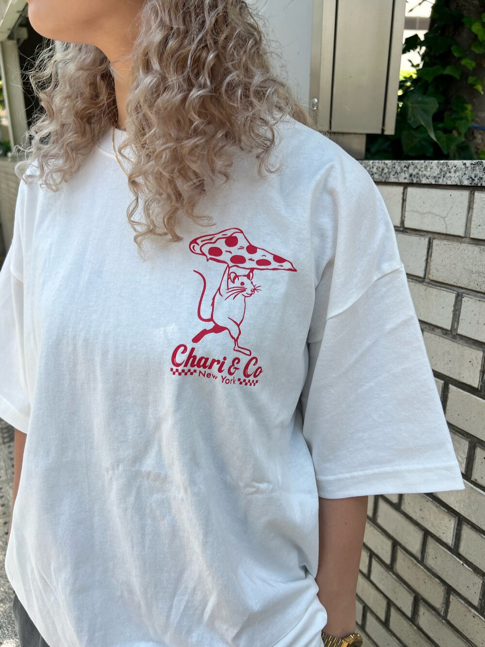 ホワイト系のTシャツ/カットソー、ブラック系のニットキャップ/ビーニーを着用したレディースの夏コーディネートの2枚目の写真
