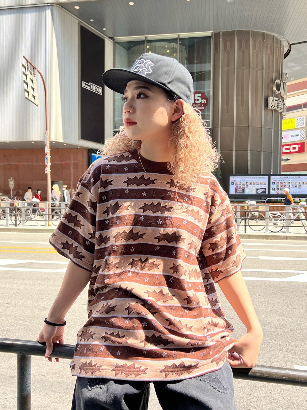 「春コーデ、おしゃれさんと繋がりたい、OBEY、WHO’S WHO gallery、wwg、スニーカーコーデ、フーズフーギャラリー(WHO'S WHO gallery)、ストリート、デニム、ブラックデニム」｜「WHO'S WHO galleryのCOOPER FACTスタンドカラーブルゾン（ブルゾン、グリーン系）」を使った、Yuiさん（レディース・160cm）の春コーディネートの5枚目の写真