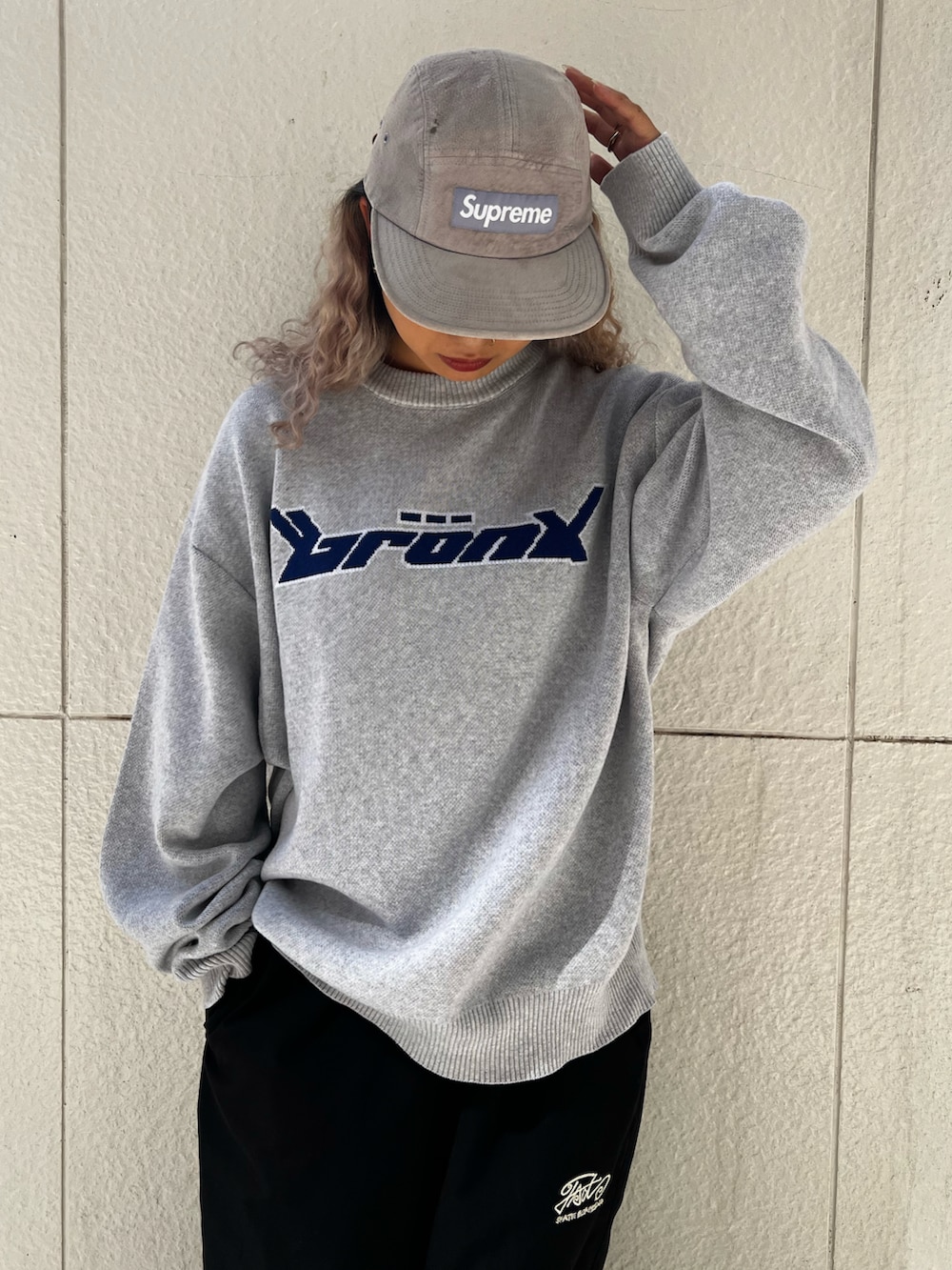 ブラック系のベスト、ブラック系のカーゴパンツ、グレー系のニット/セーターを着用したレディースの秋コーディネートの4枚目の写真