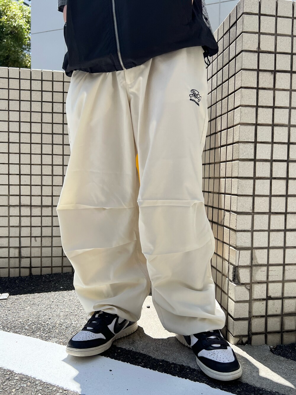 ブラック系のベスト、グレー系のTシャツ/カットソー、ホワイト系のカーゴパンツを着用したレディースの夏コーディネートの4枚目の写真