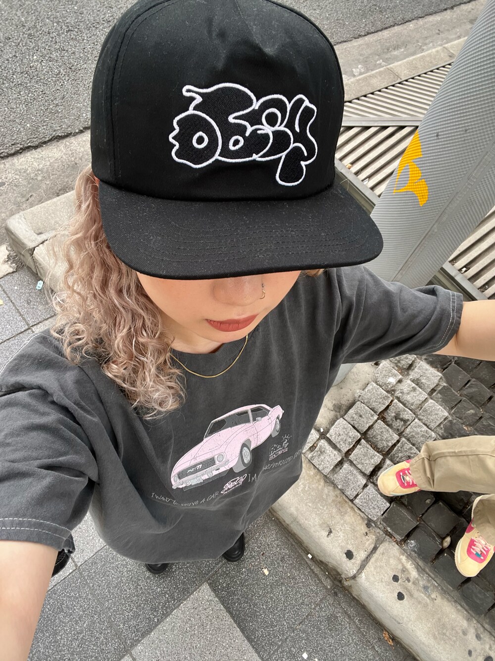 グレー系のTシャツ/カットソー、ホワイト系のデニムパンツを着用したレディースの春コーディネートの3枚目の写真