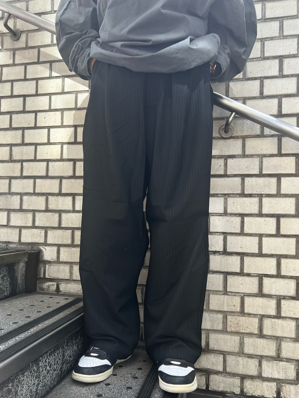 グレー系のシャツ/ブラウスを着用したレディースの秋コーディネートの3枚目の写真