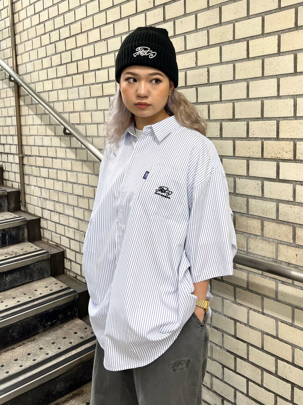 ホワイト系のシャツ/ブラウス、グレー系のカーゴパンツ、ブラック系のニットキャップ/ビーニーを着用したレディースの夏コーディネートの2枚目の写真