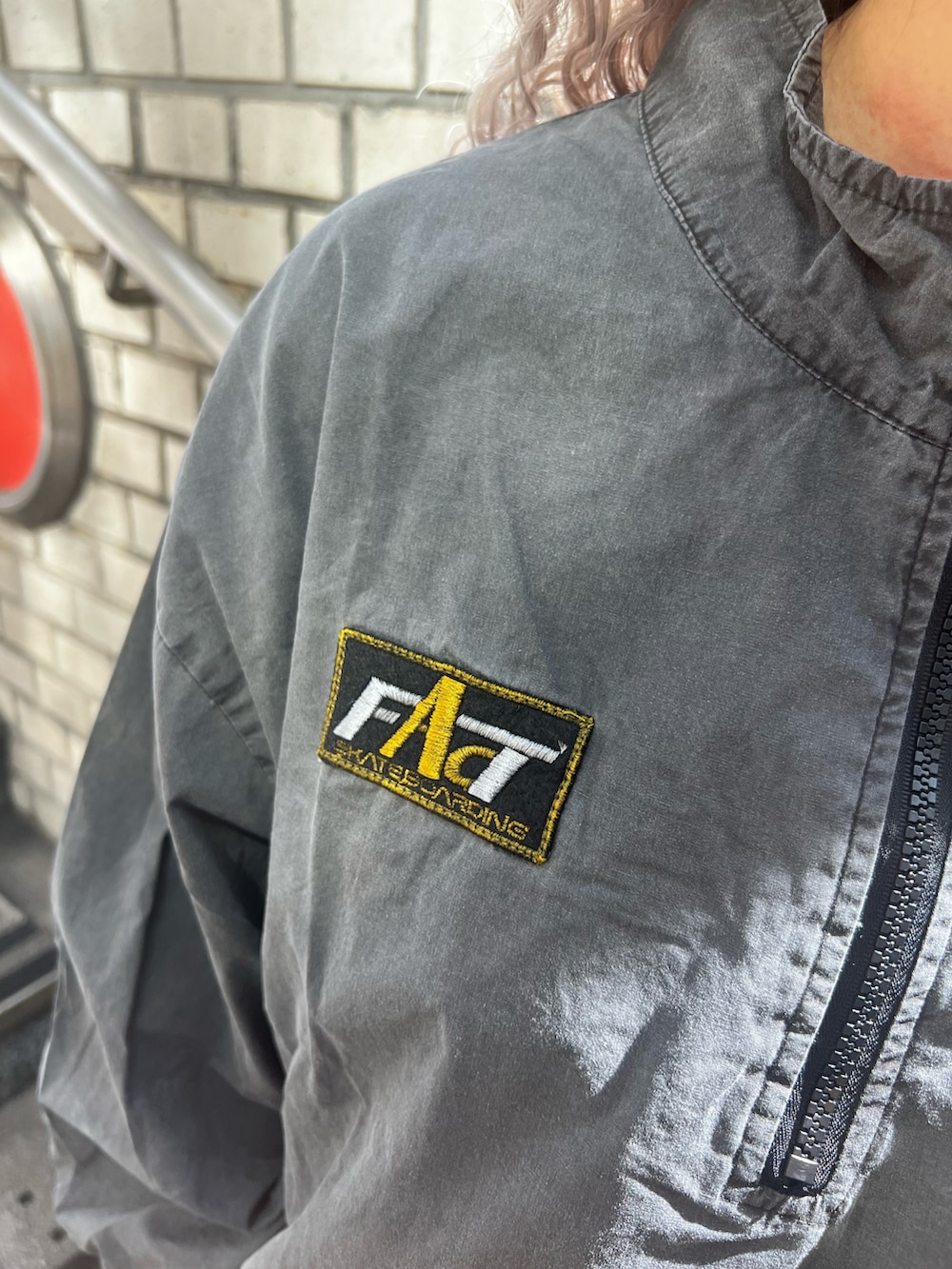 グレー系のシャツ/ブラウスを着用したレディースの秋コーディネートの4枚目の写真