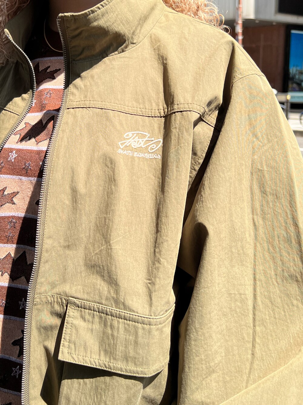 「春コーデ、おしゃれさんと繋がりたい、OBEY、WHO’S WHO gallery、wwg、スニーカーコーデ、フーズフーギャラリー(WHO'S WHO gallery)、ストリート、デニム、ブラックデニム」｜「WHO'S WHO galleryのCOOPER FACTスタンドカラーブルゾン（ブルゾン、グリーン系）」を使った、Yuiさん（レディース・160cm）の春コーディネートの3枚目の写真