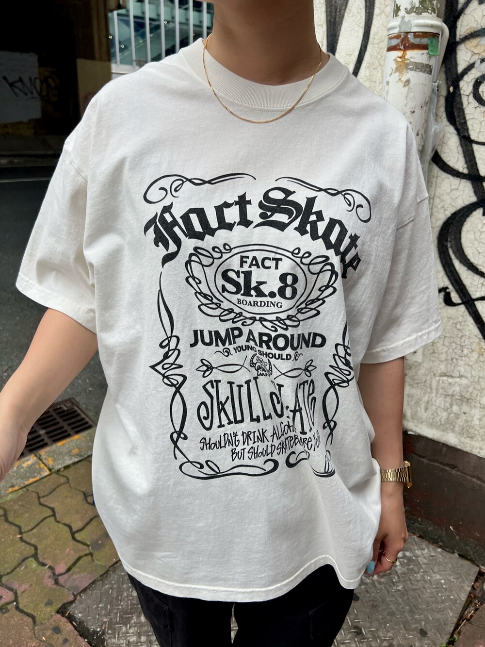 ホワイト系のTシャツ/カットソー、グレー系のカーゴパンツを着用したレディースの夏コーディネートの4枚目の写真