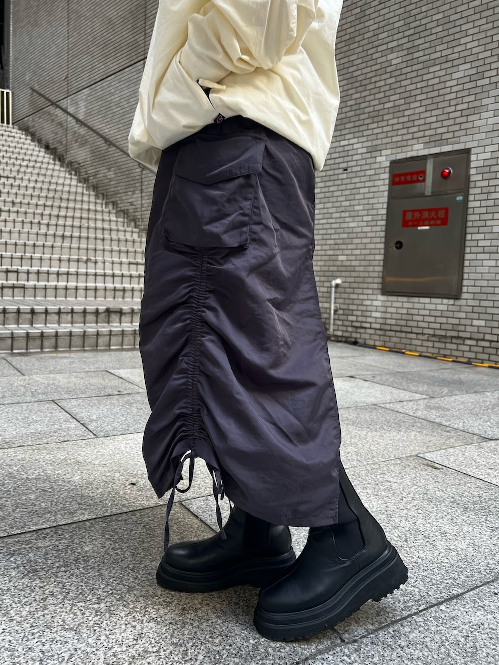 ホワイト系のシャツ/ブラウス、ブルー系のスカート、ブラック系のブーツを着用したレディースの秋コーディネートの3枚目の写真