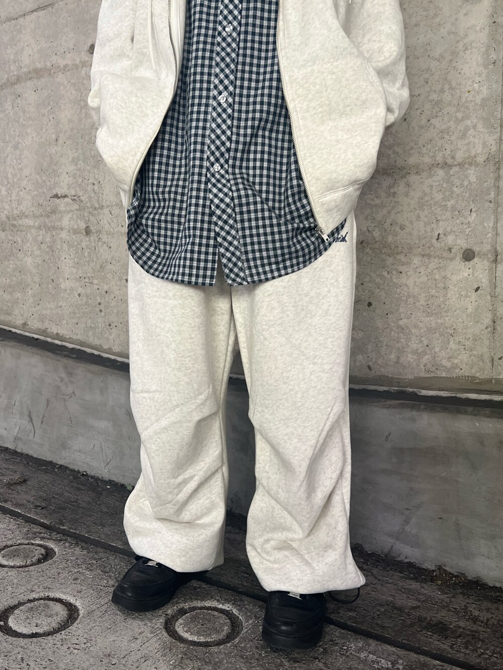 ホワイト系のシャツ/ブラウス、グレー系のパーカー、グレー系のスウェットパンツを着用したレディースの秋コーディネートの5枚目の写真