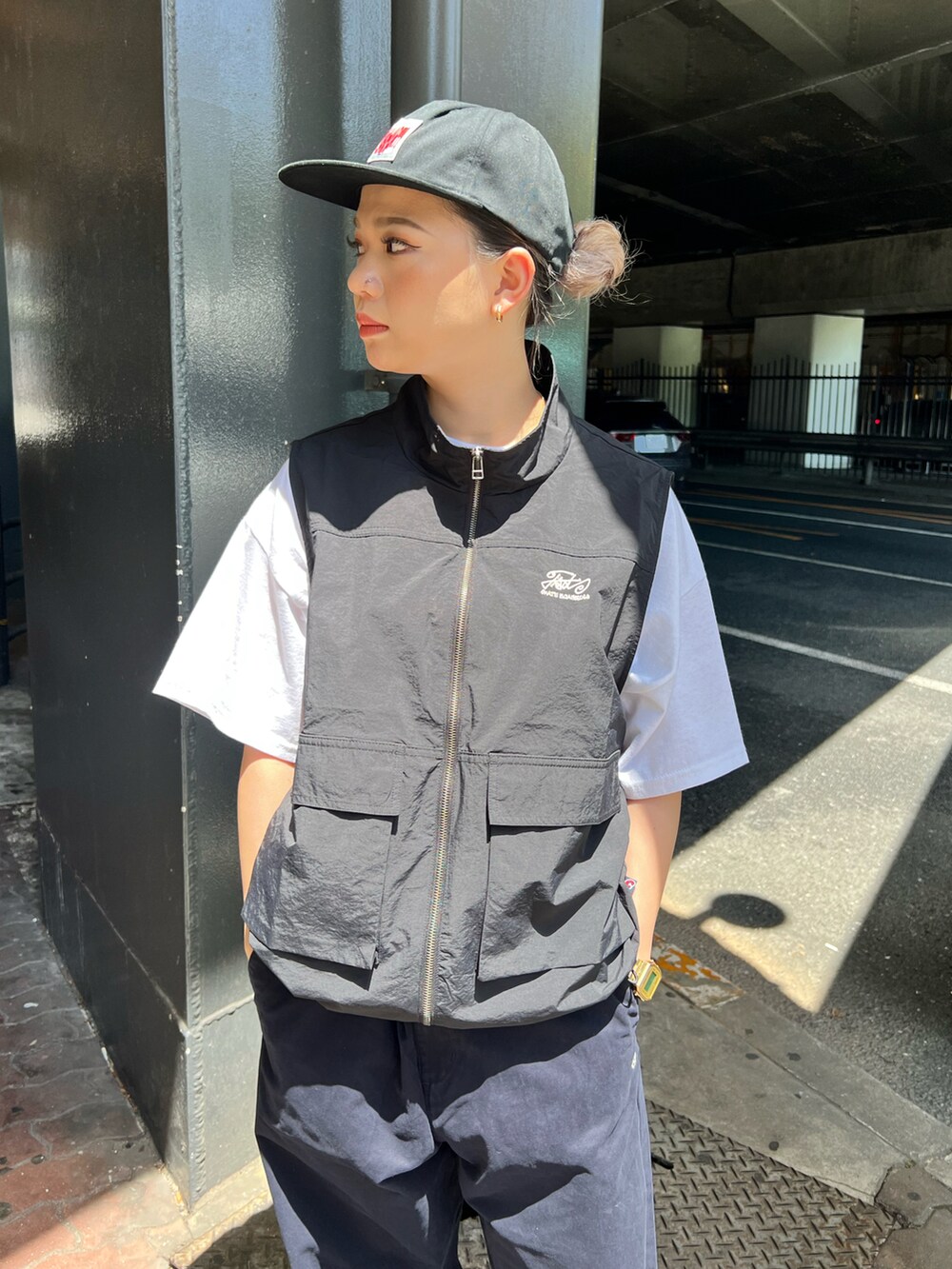 「春夏コーデ、シンプルコーデ、夏コーデ、モノトーンコーデ、ベスト、ベストコーデ、ベストスタイル、ベスト×Tシャツ、フーズフーギャラリー(WHO'S WHO gallery)、wwg、メンズコーデ、メンズライクコーデ、メンズライク女子、チノパン、カーハート」｜「WHO'S WHO galleryのCOOPER FACTスタンドカラーベスト（ベスト、ブラック系）」を使った、Yuiさん（レディース・160cm）の春コーディネートの2枚目の写真