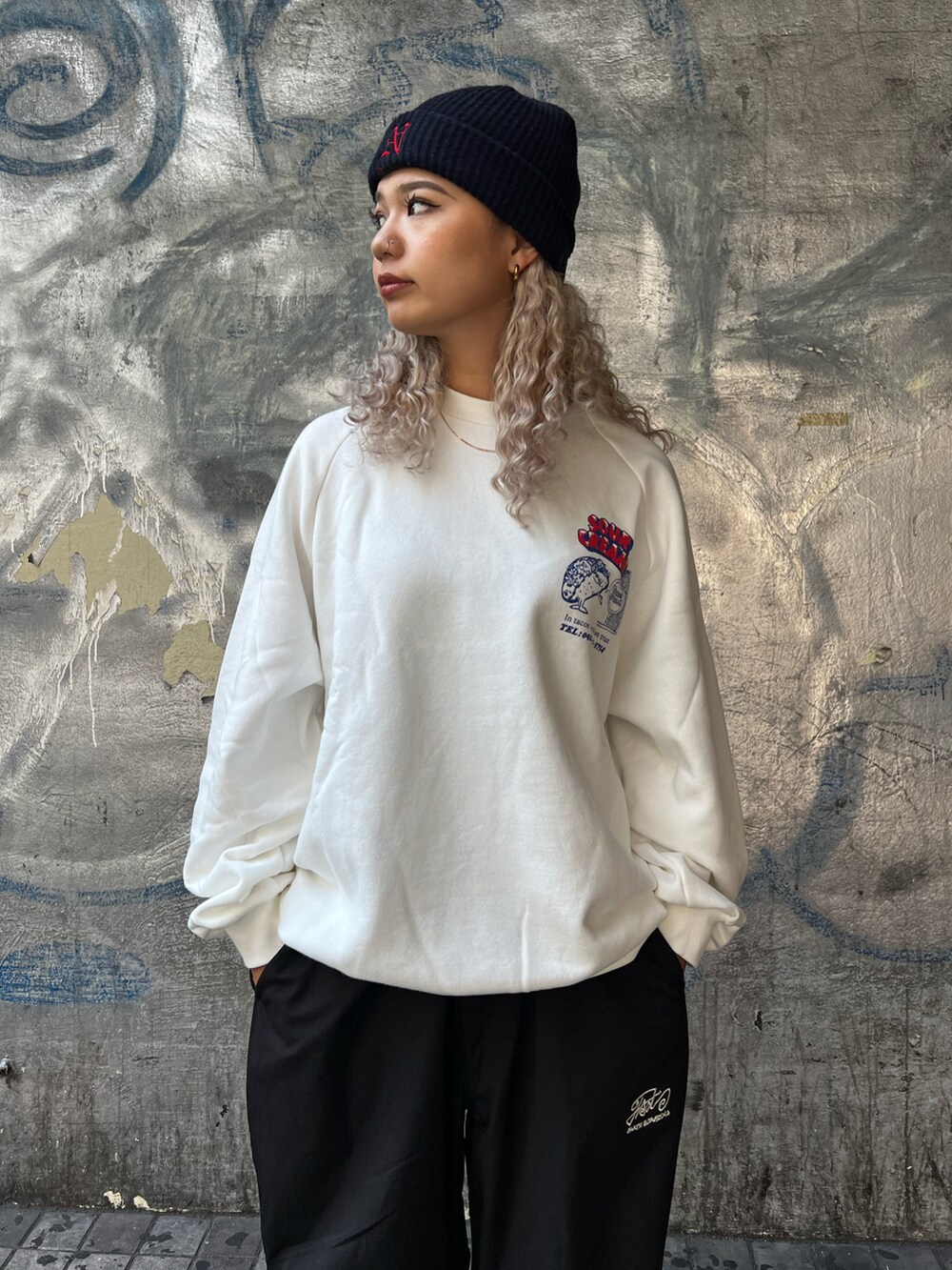 ブラック系のカーゴパンツを着用したレディースの秋コーディネートの3枚目の写真