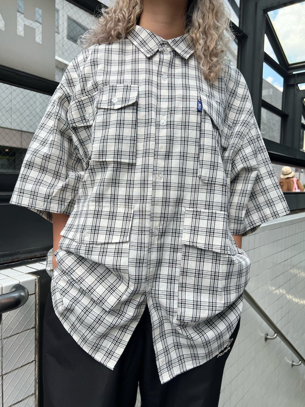 ベージュ系のシャツ/ブラウス、ブラック系のカーゴパンツを着用したレディースの夏コーディネートの3枚目の写真