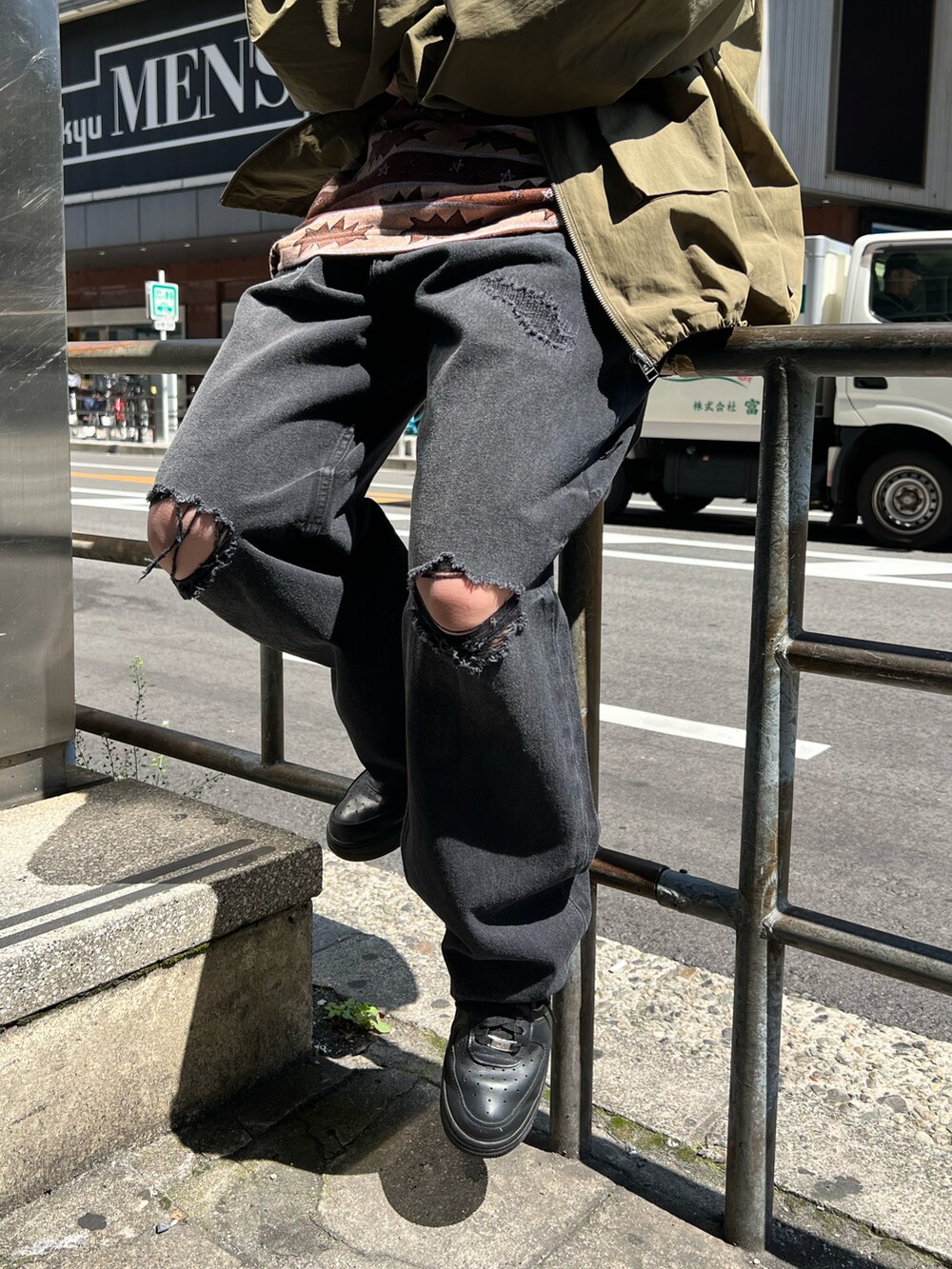 「春コーデ、おしゃれさんと繋がりたい、OBEY、WHO’S WHO gallery、wwg、スニーカーコーデ、フーズフーギャラリー(WHO'S WHO gallery)、ストリート、デニム、ブラックデニム」｜「WHO'S WHO galleryのCOOPER FACTスタンドカラーブルゾン（ブルゾン、グリーン系）」を使った、Yuiさん（レディース・160cm）の春コーディネートの4枚目の写真