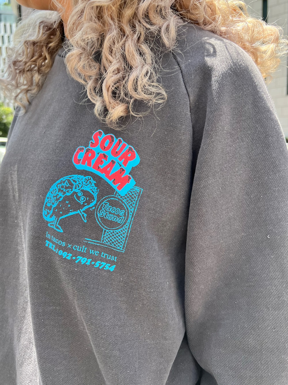 ブラック系のスウェットを着用したレディースの夏コーディネートの5枚目の写真