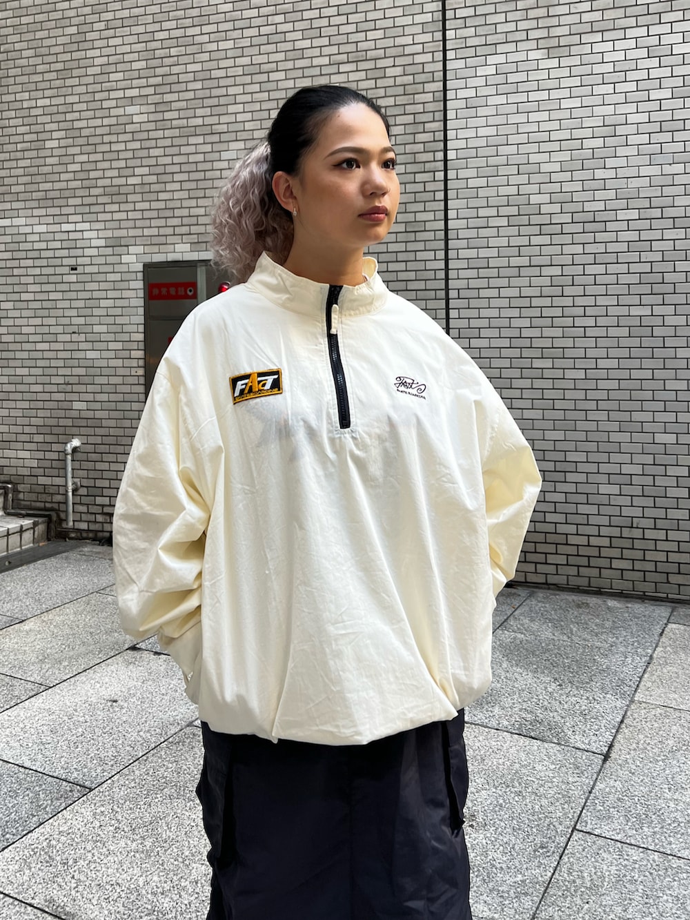 ホワイト系のシャツ/ブラウス、ブルー系のスカート、ブラック系のブーツを着用したレディースの秋コーディネートの2枚目の写真