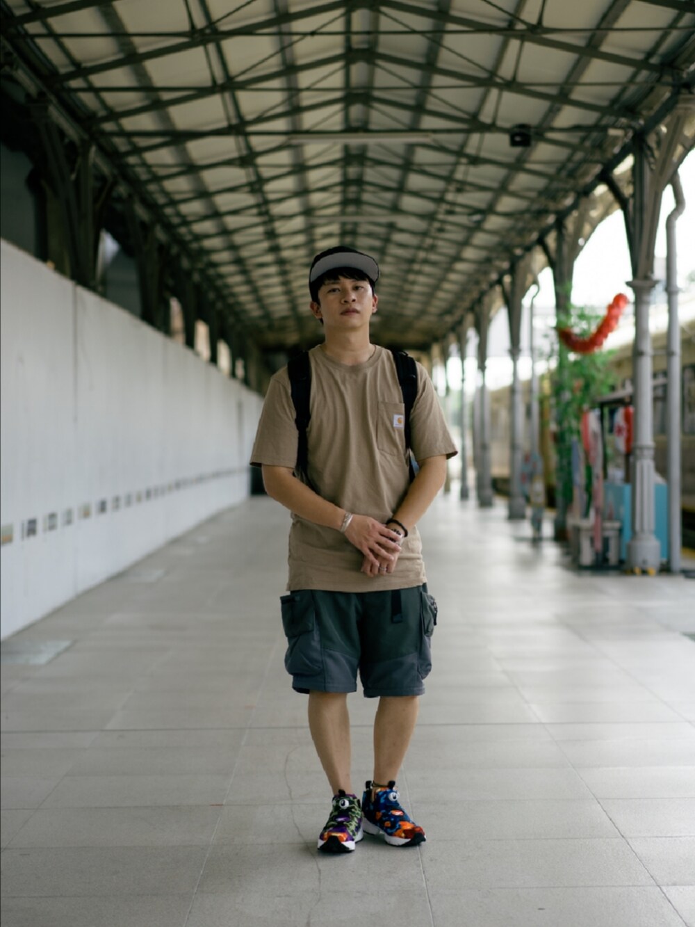 ベージュ系のTシャツ/カットソー、グレー系のパンツ、その他のスニーカーを着用したメンズの秋コーディネートの2枚目の写真