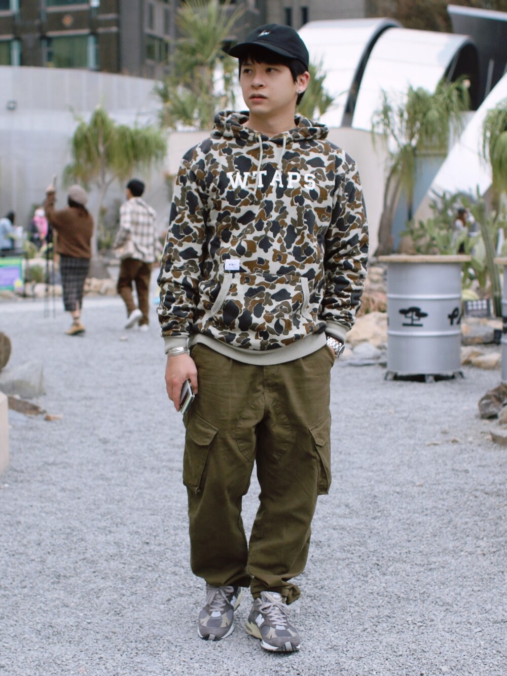 WTAPSのスウェット（ベージュ系）を使った人気ファッション