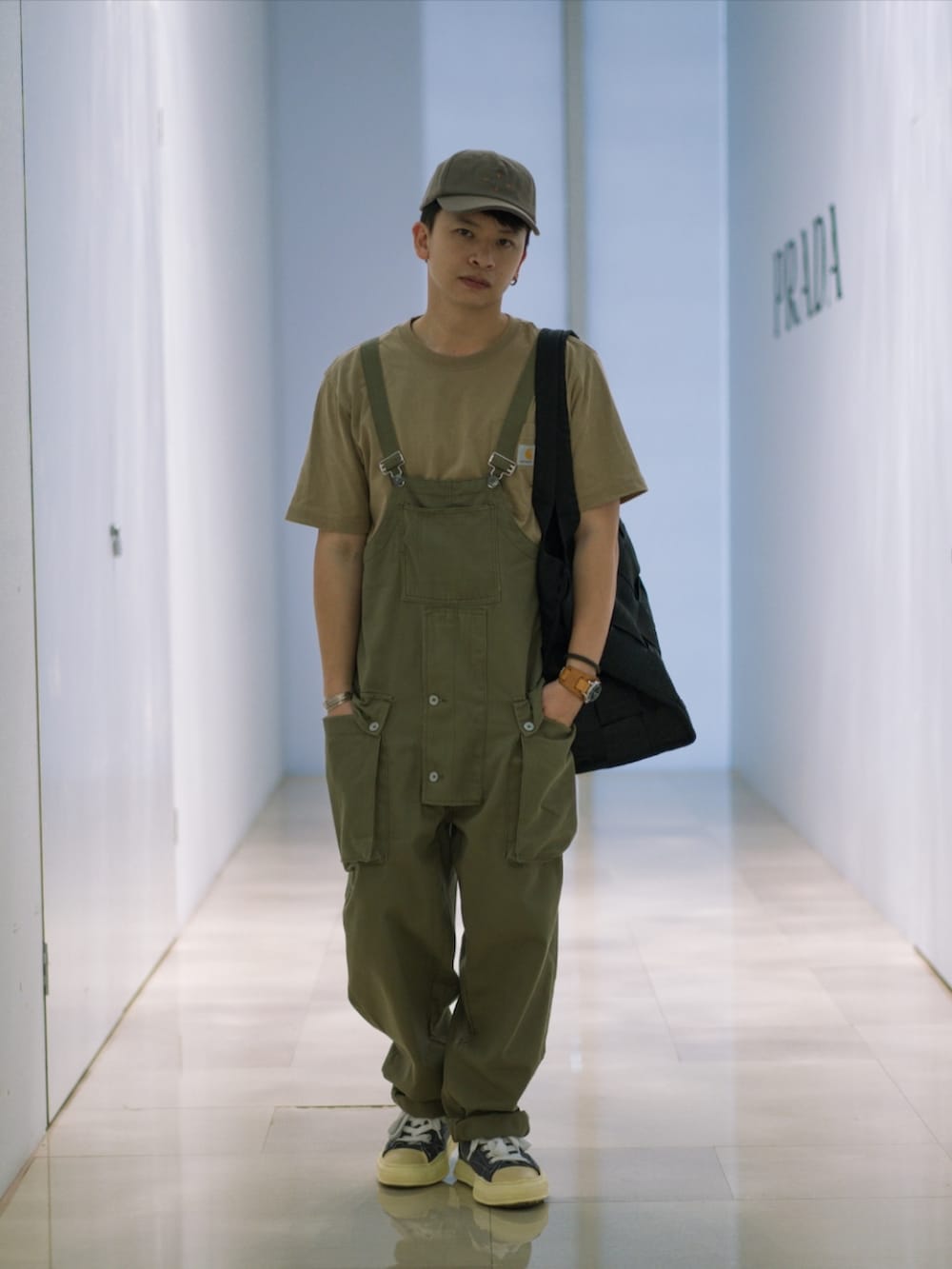 「MADNESSのMADNESS SNAPBACK CAP（キャップ、ブラウン系）」を使った、MIN_WEIさん（メンズ・171cm）の夏コーディネートの2枚目の写真