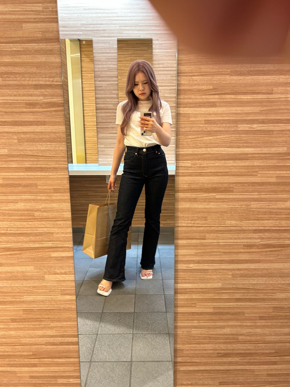 ブルー系のパンツ、ホワイト系のTシャツ/カットソー、ホワイト系のサンダルを着用したレディースの夏コーディネートの2枚目の写真