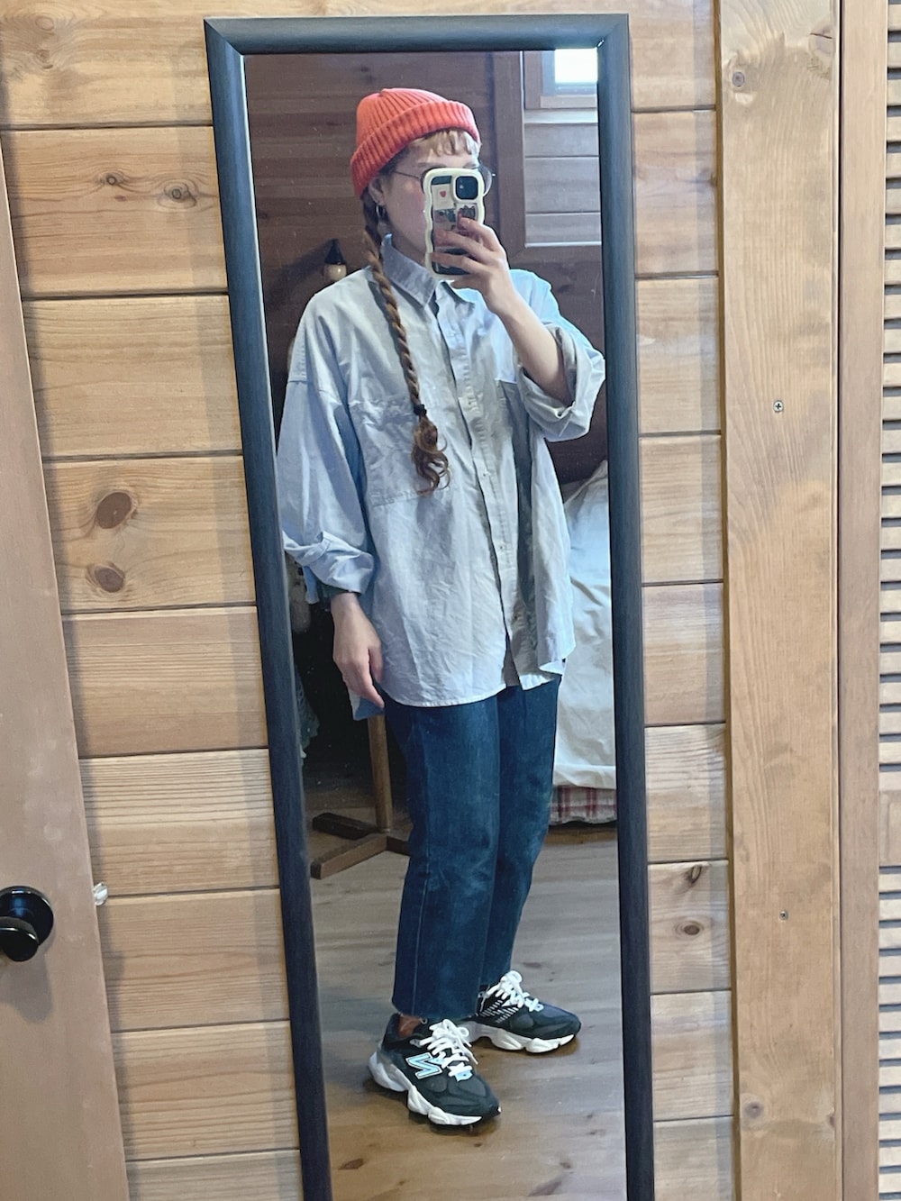 「ニューバランス、ニューバランス9060、ラングラー、デニム、LLbean、ニット帽、三つ編み、メガネ女子、古着」｜「niko and...のオリジナルニットワッチ（ニットキャップ/ビーニー、オレンジ系）」を使った、るんさん（レディース・153cm）の春コーディネートの2枚目の写真