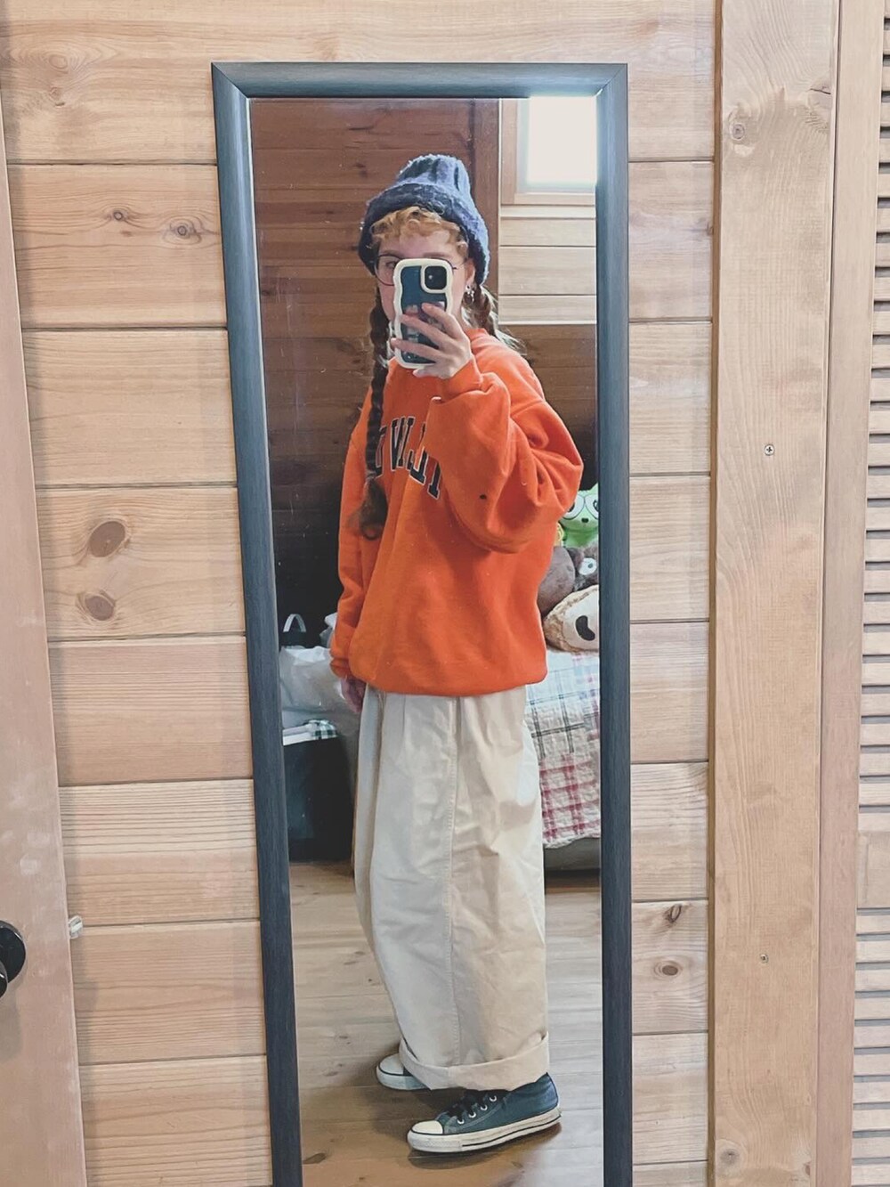 「春、スウェット、ハーベスティ、harvesty、サーカスパンツ、白パンツ、古着、ニット帽、メガネ女子、コンバース」｜「古着のアイテム（スウェット、オレンジ系）」を使った、るんさん（レディース・153cm）の春コーディネートの2枚目の写真