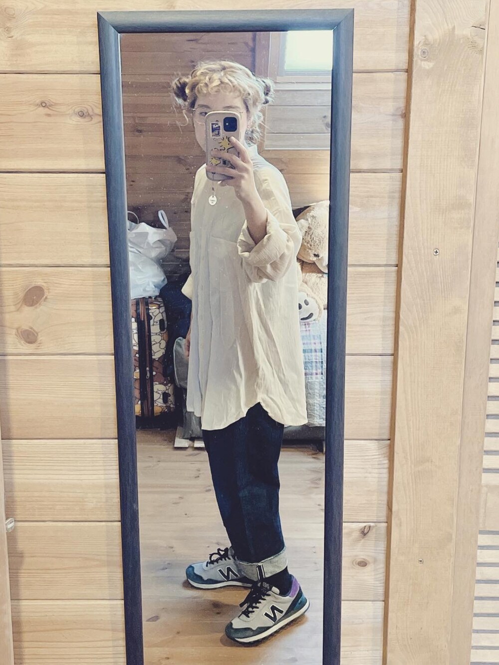 「バンドカラーシャツ、デニムパンツ、ニューバランス、おだんごヘアー、メガネ女子、リーバイス」｜「OZOCのアイテム（シャツ/ブラウス、ベージュ系）」を使った、るんさん（レディース・153cm）の夏コーディネートの2枚目の写真