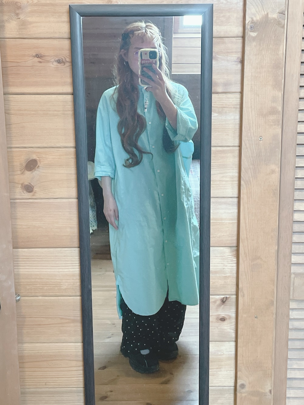 グリーン系のシャツワンピース、ブラック系のその他パンツ、ブラック系のサンダルを着用したレディースの夏コーディネートの2枚目の写真