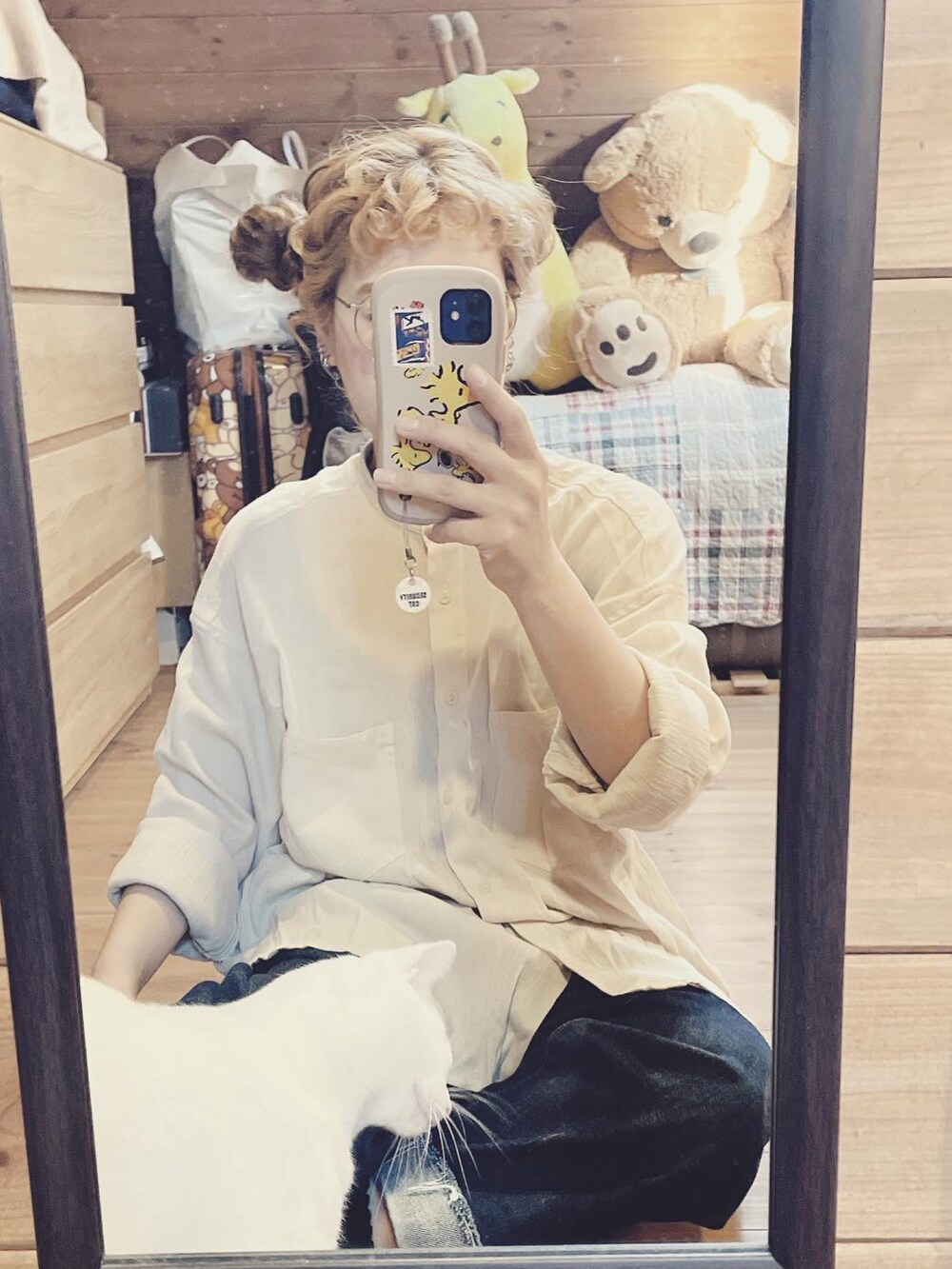 「バンドカラーシャツ、デニムパンツ、ニューバランス、おだんごヘアー、メガネ女子、リーバイス」｜「OZOCのアイテム（シャツ/ブラウス、ベージュ系）」を使った、るんさん（レディース・153cm）の夏コーディネートの3枚目の写真