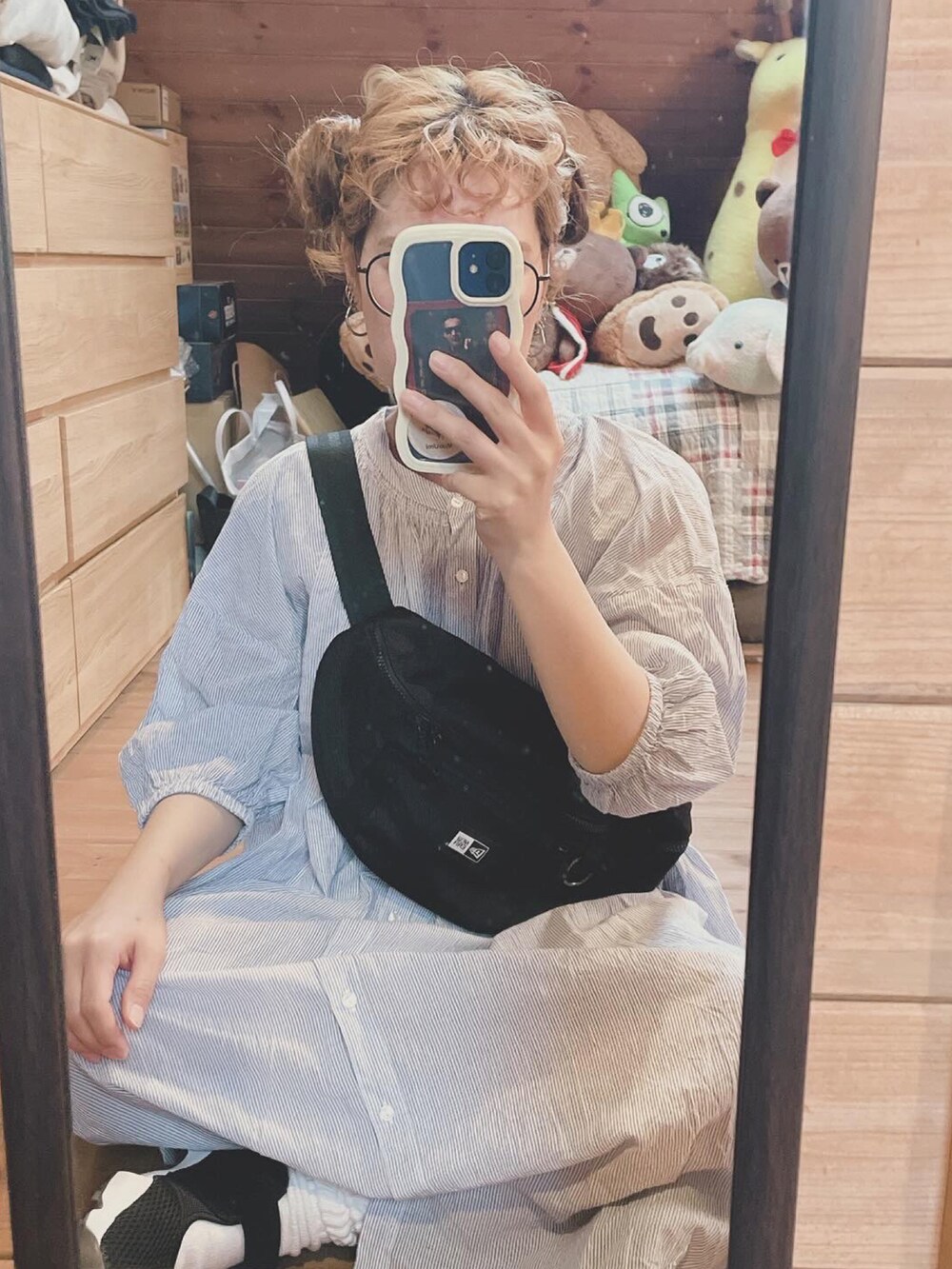 ブラック系のボディバッグ/ウエストポーチ、ブルー系のワンピース、ブラック系のサンダルを着用したレディースの春コーディネートの3枚目の写真