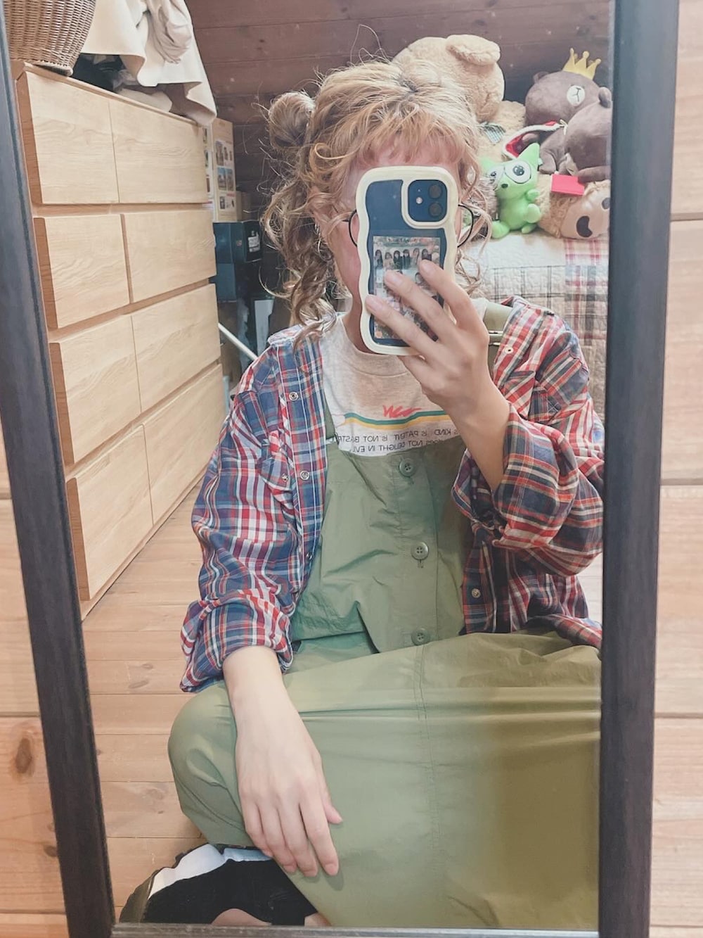 グレー系のTシャツ/カットソー、グリーン系のワンピース、ブラック系のサンダルを着用したレディースの夏コーディネートの3枚目の写真