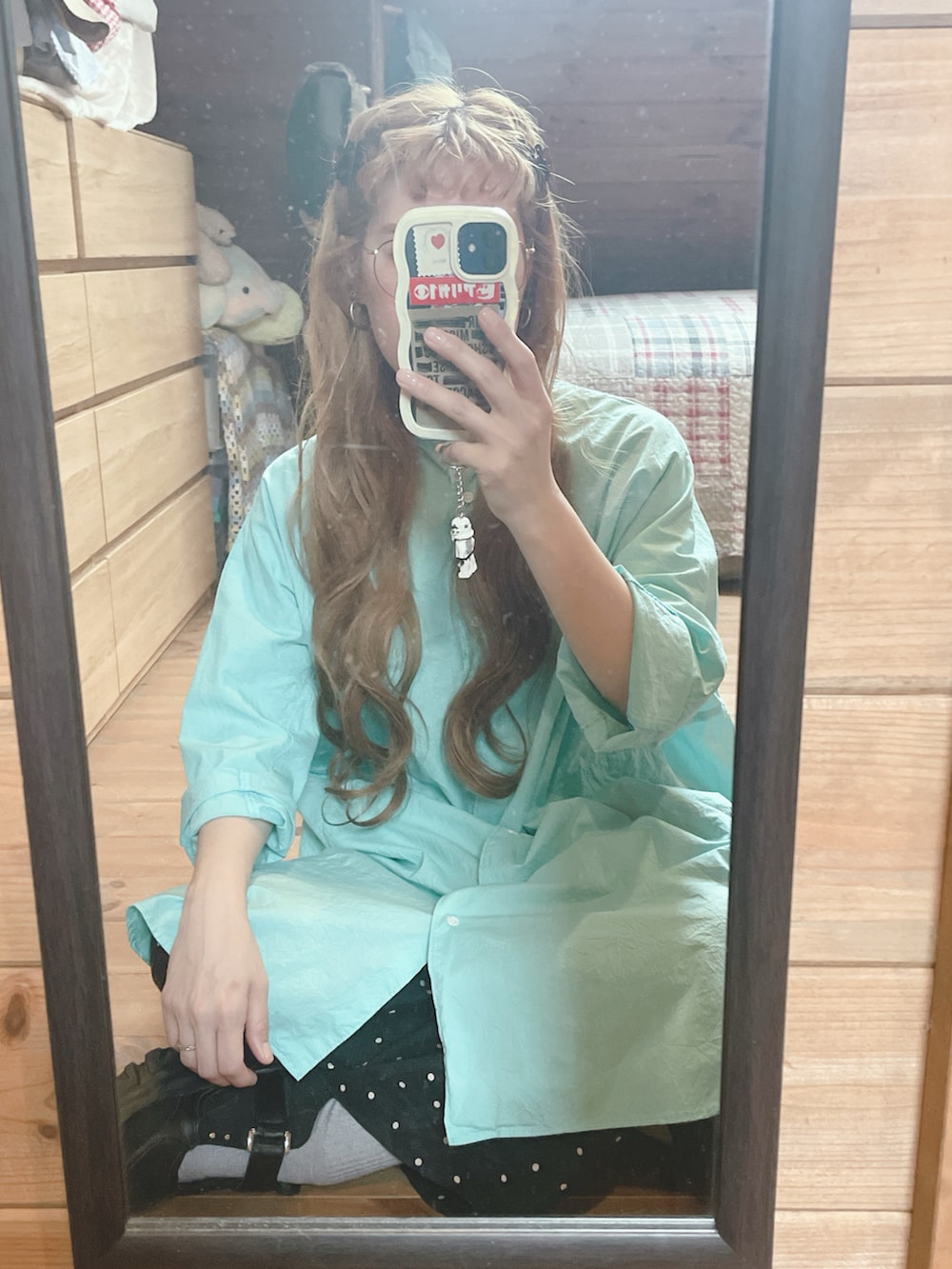 グリーン系のシャツワンピース、ブラック系のその他パンツ、ブラック系のサンダルを着用したレディースの夏コーディネートの3枚目の写真