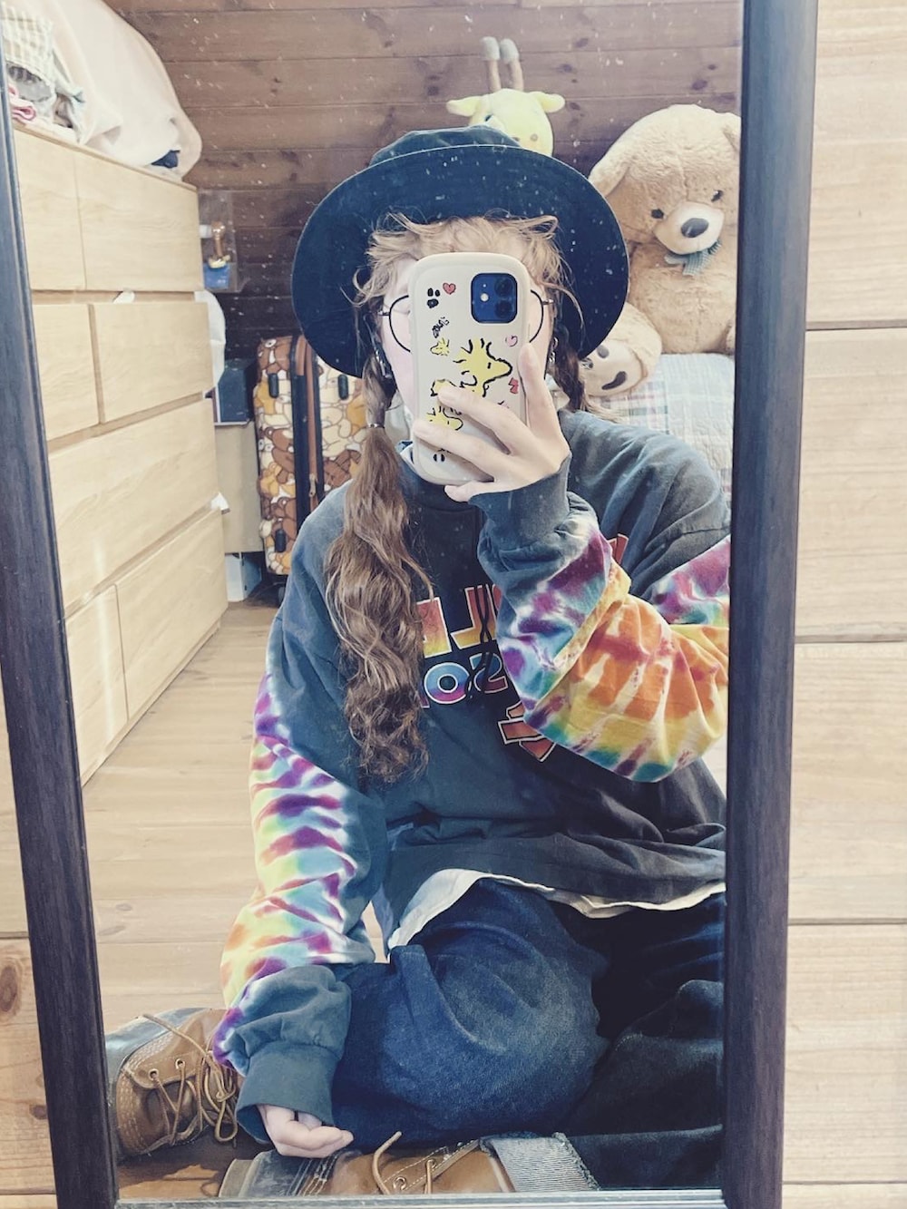 「春コーデ、草むしり、タイダイ柄、ロングTシャツ、重ね着、デニムパンツ、リーバイス、LLBean、ビーンブーツ、メガネ女子、サファリハット」｜「古着のアイテム（Tシャツ/カットソー、ブラック系）」を使った、るんさん（レディース・153cm）の春コーディネートの3枚目の写真