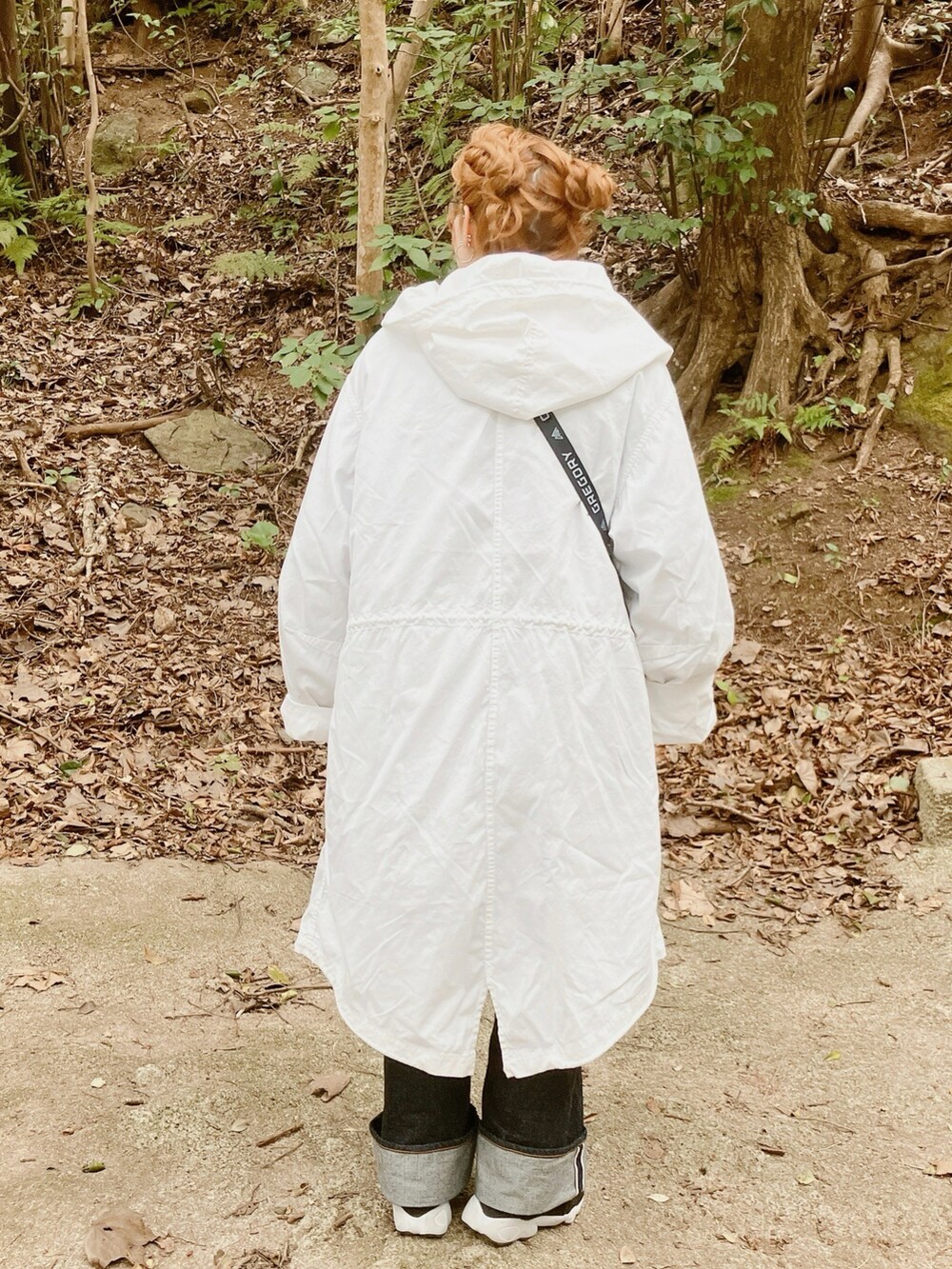 ホワイト系のジャケット/アウター、ブルー系のデニムパンツ、ブラック系のサンダルを着用したレディースの春コーディネートの3枚目の写真