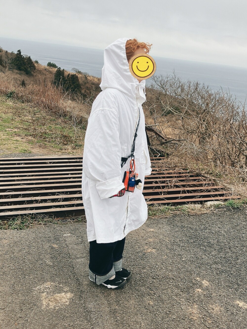 ホワイト系のジャケット/アウター、ブルー系のデニムパンツ、ブラック系のサンダルを着用したレディースの春コーディネートの2枚目の写真