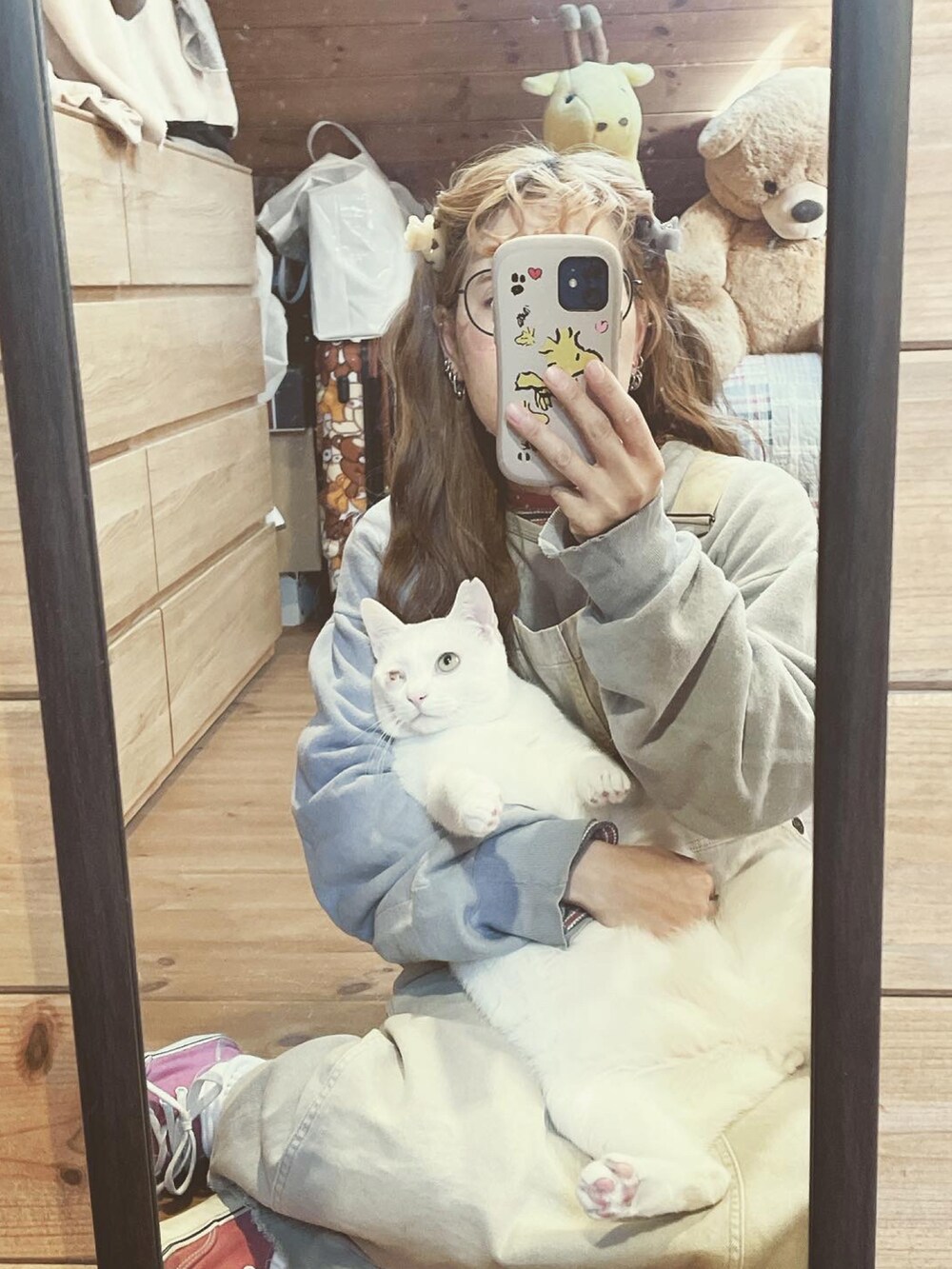 「古着、カジュアル、サロペットスカート、VANS、スウェット、ロングヘア、メガネ女子」｜「古着のアイテム（スウェット、ブルー系）」を使った、るんさん（レディース・153cm）の春コーディネートの3枚目の写真