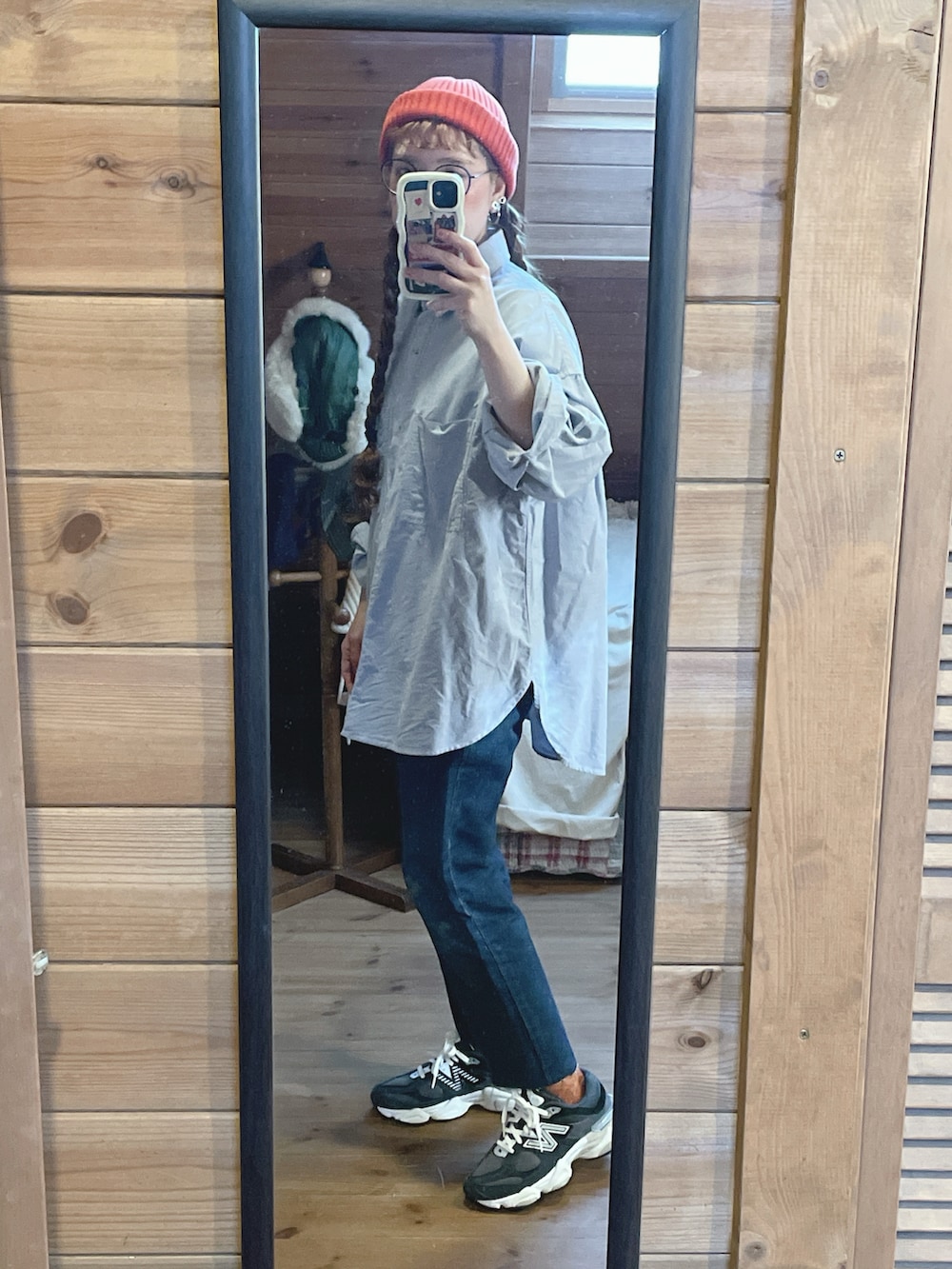 「ニューバランス、ニューバランス9060、ラングラー、デニム、LLbean、ニット帽、三つ編み、メガネ女子、古着」｜「niko and...のオリジナルニットワッチ（ニットキャップ/ビーニー、オレンジ系）」を使った、るんさん（レディース・153cm）の春コーディネートの3枚目の写真