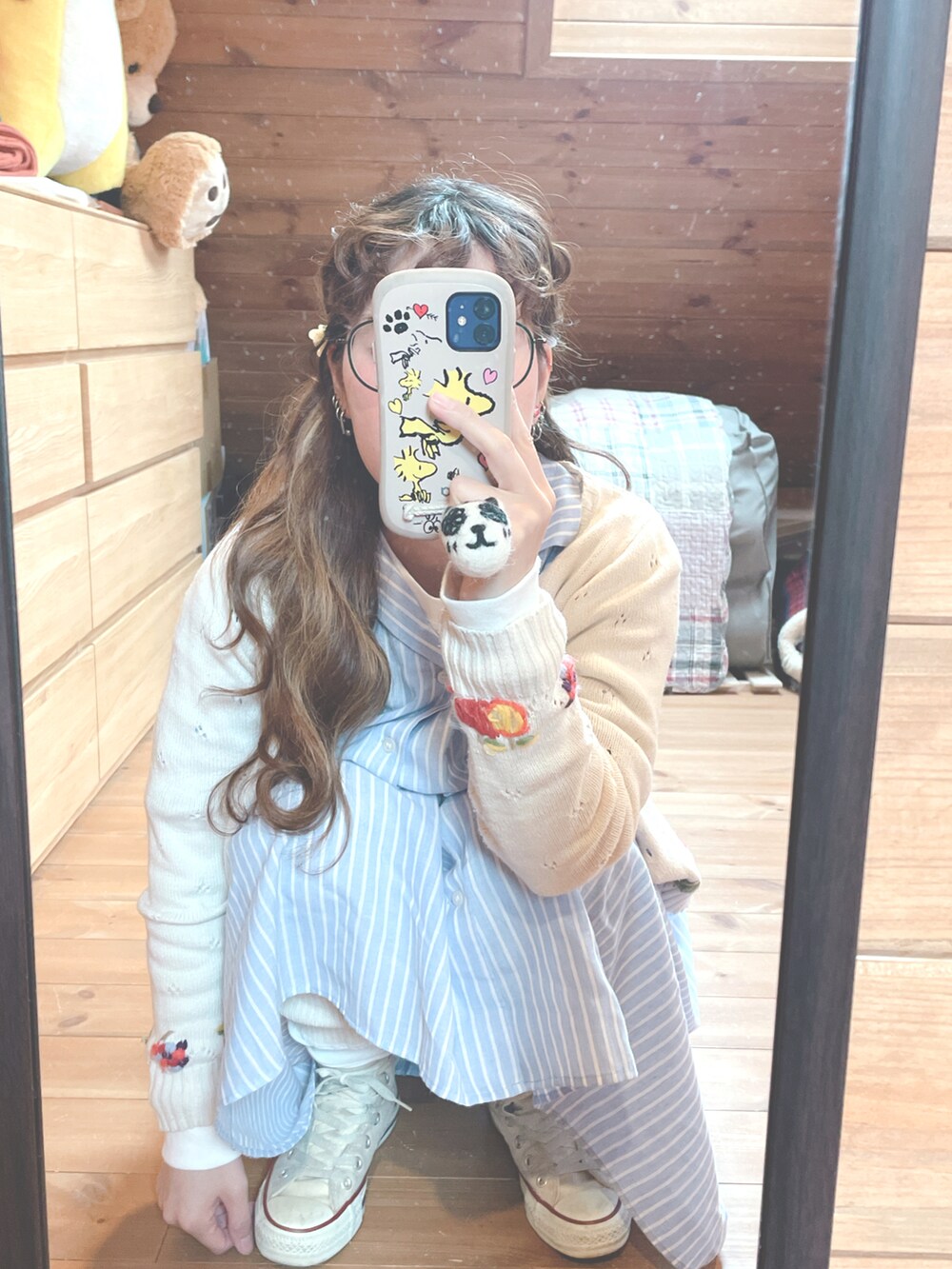 「春コーデ、シャツワンピース、カーディガン、刺繍、白スニーカー、メガネ女子、重ね着、古着、古着MIX、コンバース」｜「paravionのアイテム（その他アウター、ホワイト系）」を使った、るんさん（レディース・153cm）の春コーディネートの3枚目の写真