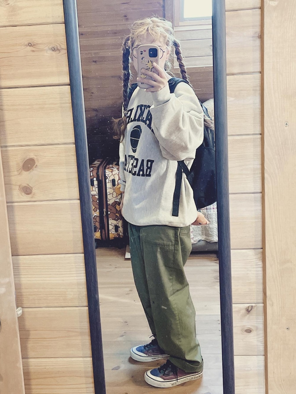 「春服コーデ、カジュアルコーデ、スウェット、リバースウィーブ、古着、軍パン、VANS、NEW ERA、リュック、メガネ女子、CASIO、gshock」｜「古着のアイテム（スウェット、グレー系）」を使った、るんさん（レディース・153cm）の春コーディネートの2枚目の写真