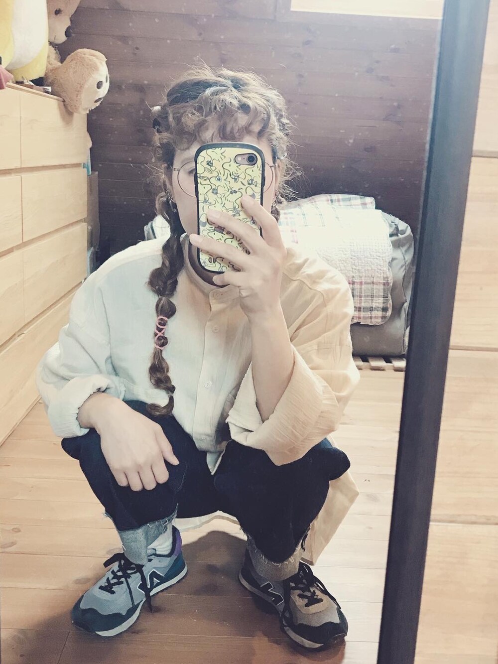 「春コーデ、太めのパンツ、デニムパンツ、ニューバランス、ヘアアレンジ、メガネ女子、バンドカラーシャツ」｜「OZOCのアイテム（シャツ/ブラウス、ベージュ系）」を使った、るんさん（レディース・153cm）の春コーディネートの3枚目の写真