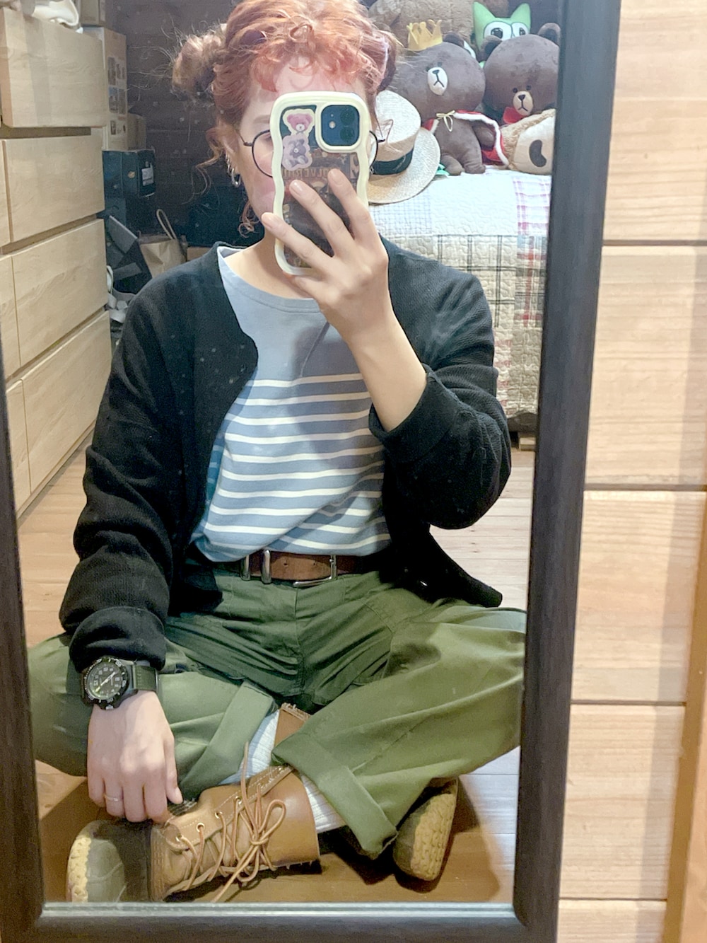 ブルー系のTシャツ/カットソー、ブラック系のカーディガン/ボレロ、グリーン系のパンツを着用したレディースの秋コーディネートの3枚目の写真