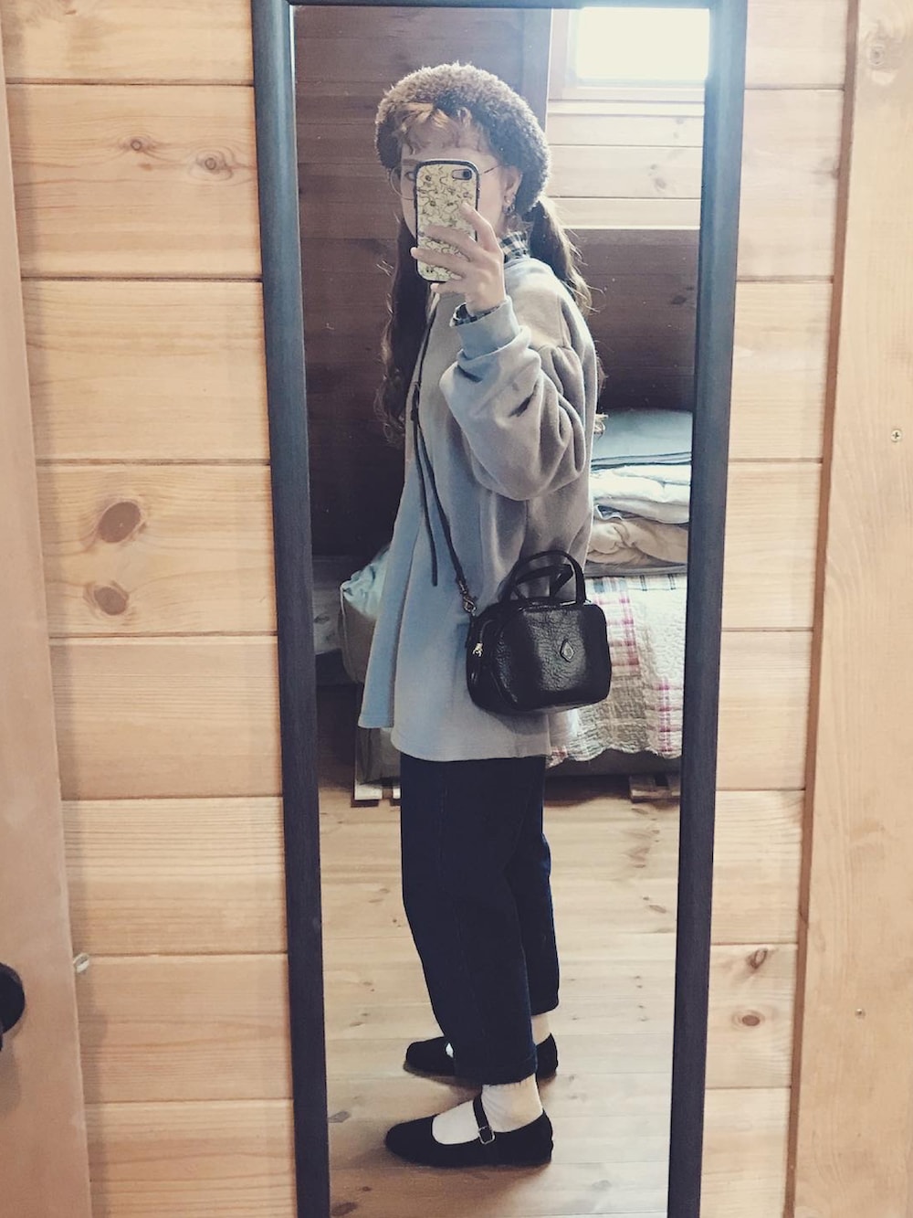 「秋服、ダサかわいい、ダサい、カンフーシューズ、デニム、デニムパンツ、LEE、スウェット、古着、チェックシャツ、重ね着、メガネ女子」｜「古着のアイテム（スウェット、ブルー系）」を使った、るんさん（レディース・153cm）の秋コーディネートの2枚目の写真