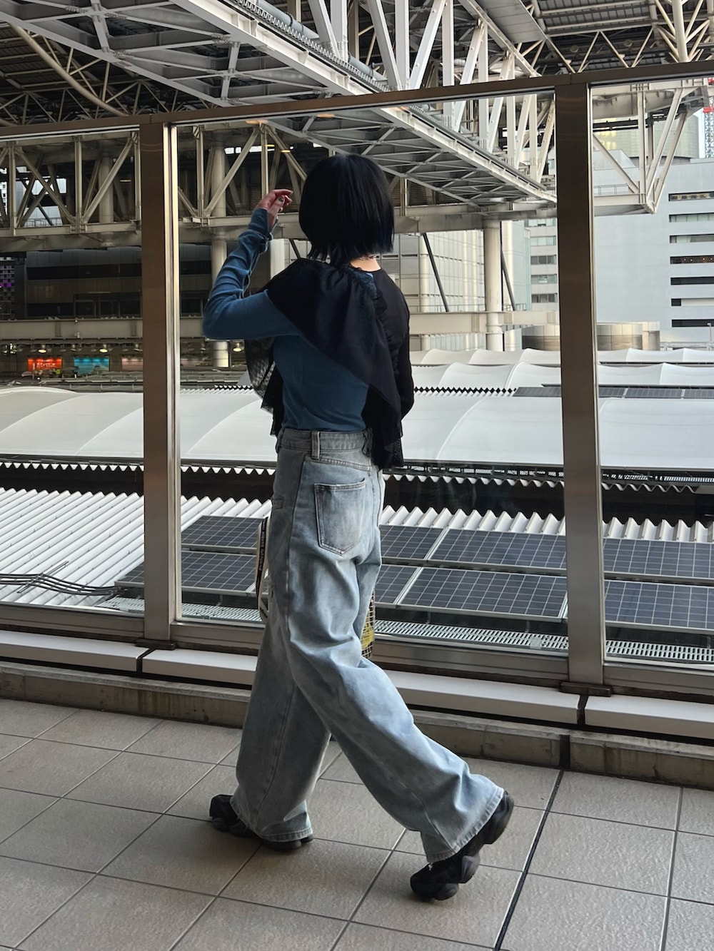 ブルー系のデニムパンツ、ブラック系のその他トップス、ブラック系のTシャツ/カットソーを着用したレディースの春コーディネートの4枚目の写真