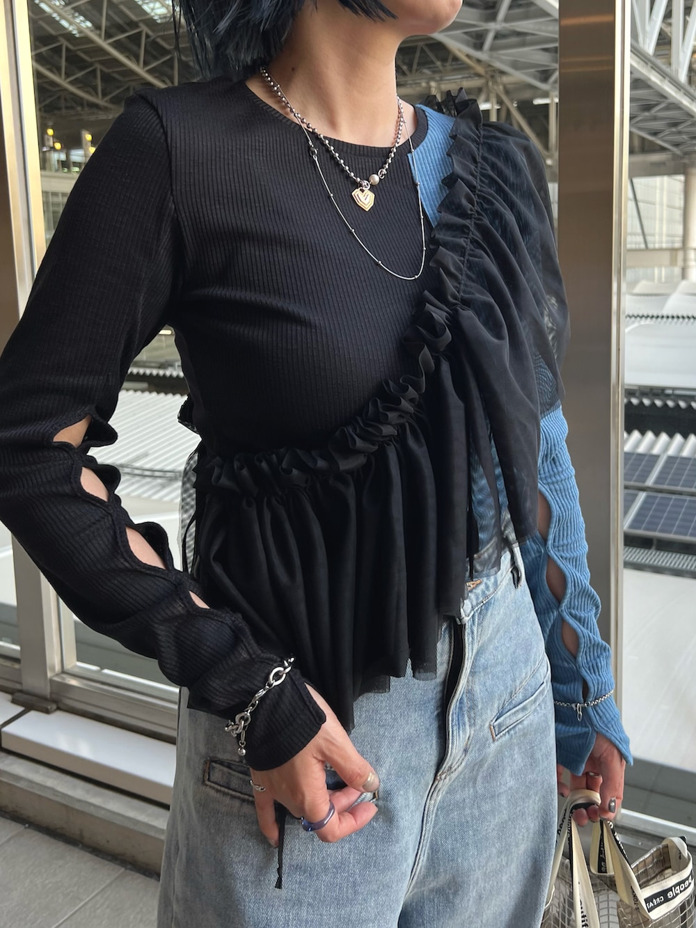 ブルー系のデニムパンツ、ブラック系のその他トップス、ブラック系のTシャツ/カットソーを着用したレディースの春コーディネートの2枚目の写真
