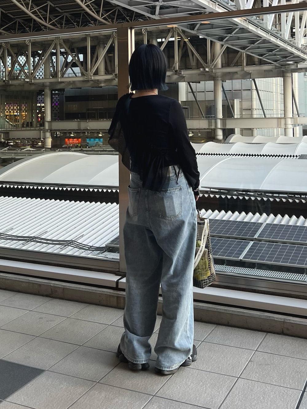 ブルー系のデニムパンツ、ブラック系のその他トップス、ブラック系のTシャツ/カットソーを着用したレディースの春コーディネートの5枚目の写真