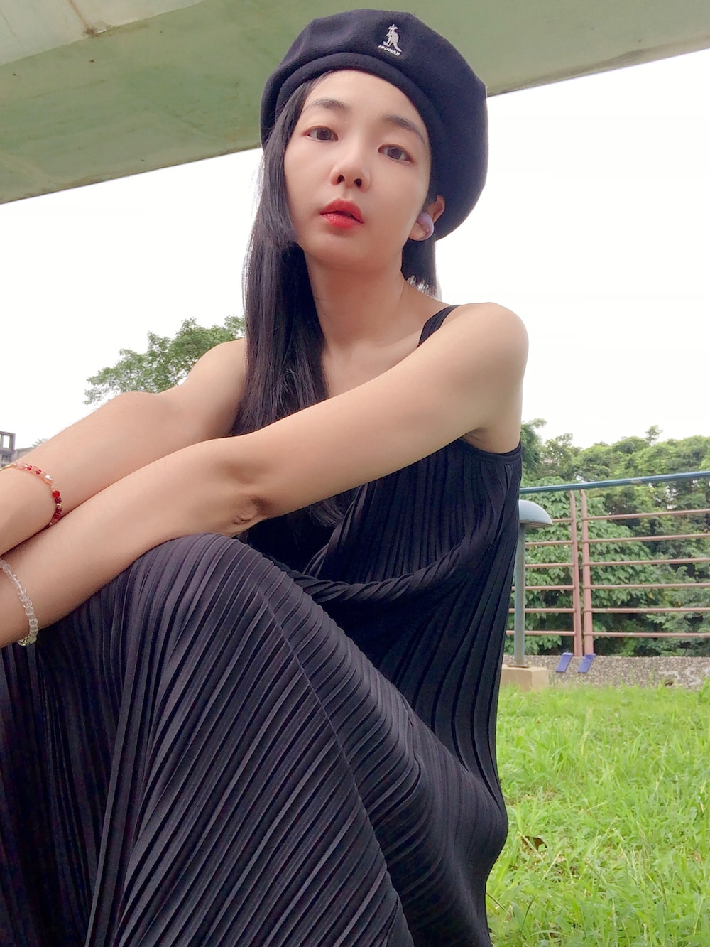 ブラック系のジャンパースカート、ブラック系のバッグ、ブラック系のハンチング/ベレー帽を着用したレディースの夏コーディネートの5枚目の写真