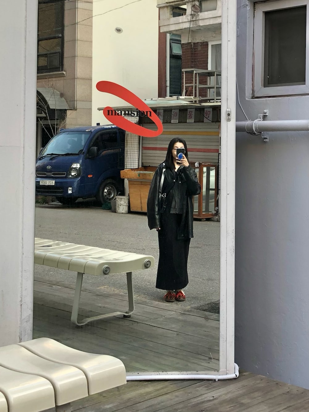 ブラック系のスーツジャケット、グレー系のジャケット/アウター、ブラック系のショルダーバッグを着用したレディースの春コーディネートの3枚目の写真