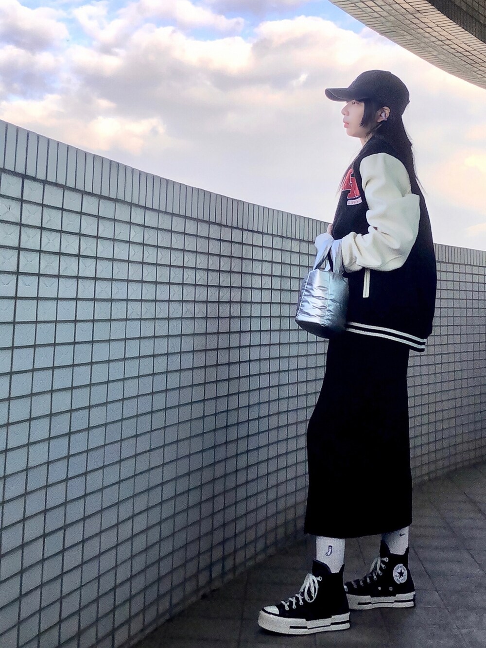 その他のニット/セーター、ブラック系のジャケット/アウター、シルバー系のバッグを着用したレディースの冬コーディネートの5枚目の写真