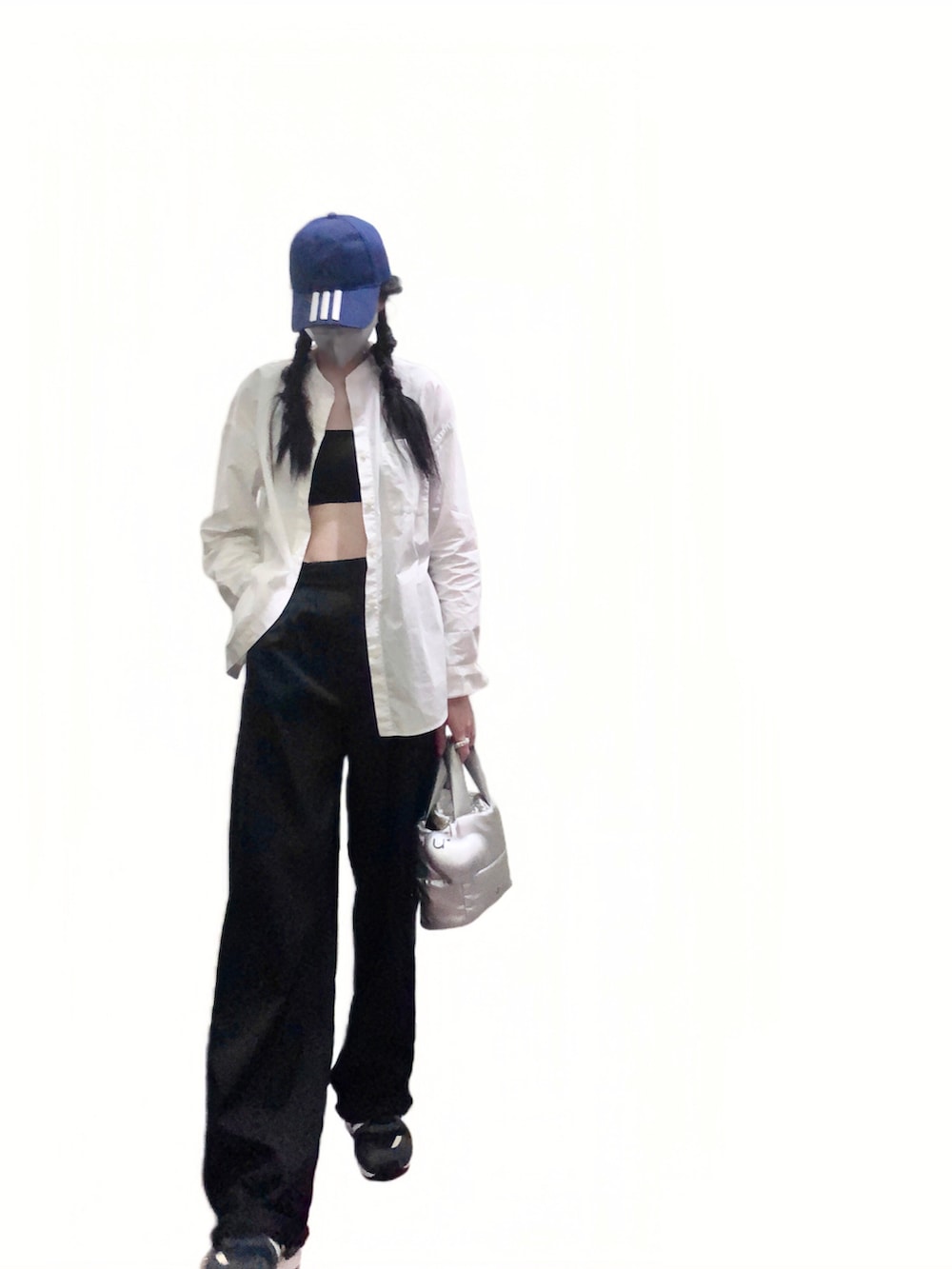 ブルー系のスニーカー、ブラック系のチューブトップ、ブラック系のスーツパンツを着用したレディースの夏コーディネートの4枚目の写真