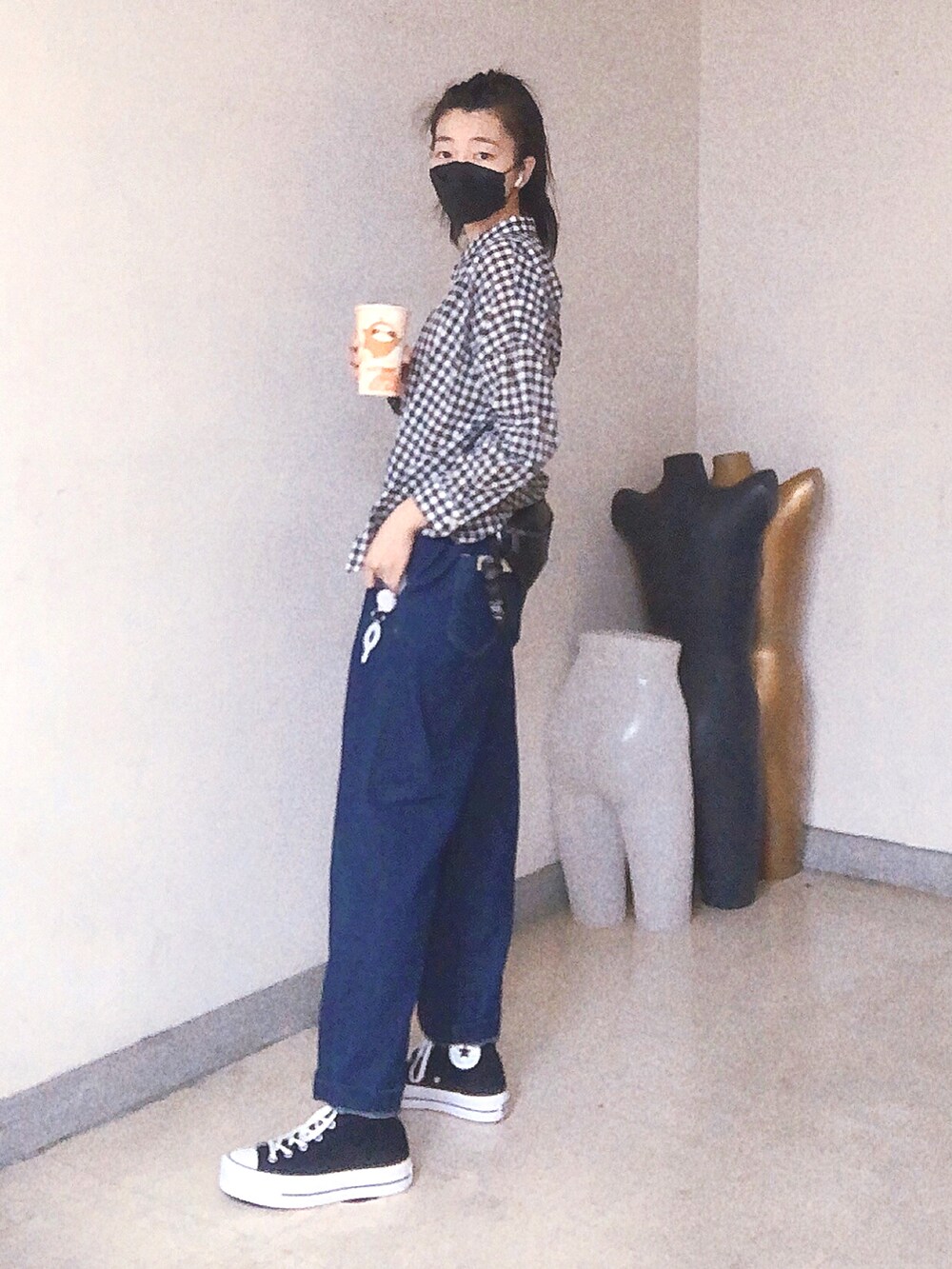 ブラック系のシューズ、ブラック系のボディバッグ/ウエストポーチを着用したレディースの春コーディネートの4枚目の写真