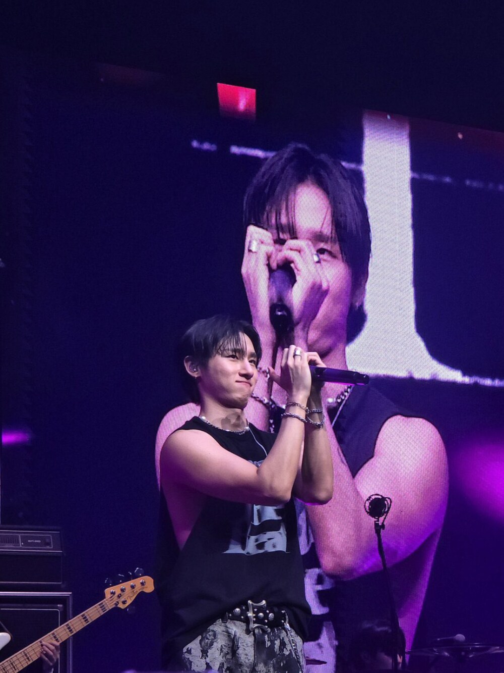 その他のチューブトップ、ブラック系のデニムスカート、その他のショルダーバッグを着用したレディースの秋コーディネートの5枚目の写真